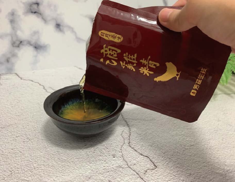 芳茲的日月養生滴雞精是由波蜜大廠製造，雞隻飼料添加有機酸/酵素，完整生產溯源，SGS檢驗，全程使用空調控溫，保留完整營養素，不加水與調味料，高溫滅菌，可常溫保存，一包更只有20大卡，不用怕胖，還能調整體質，喝得安心又健康