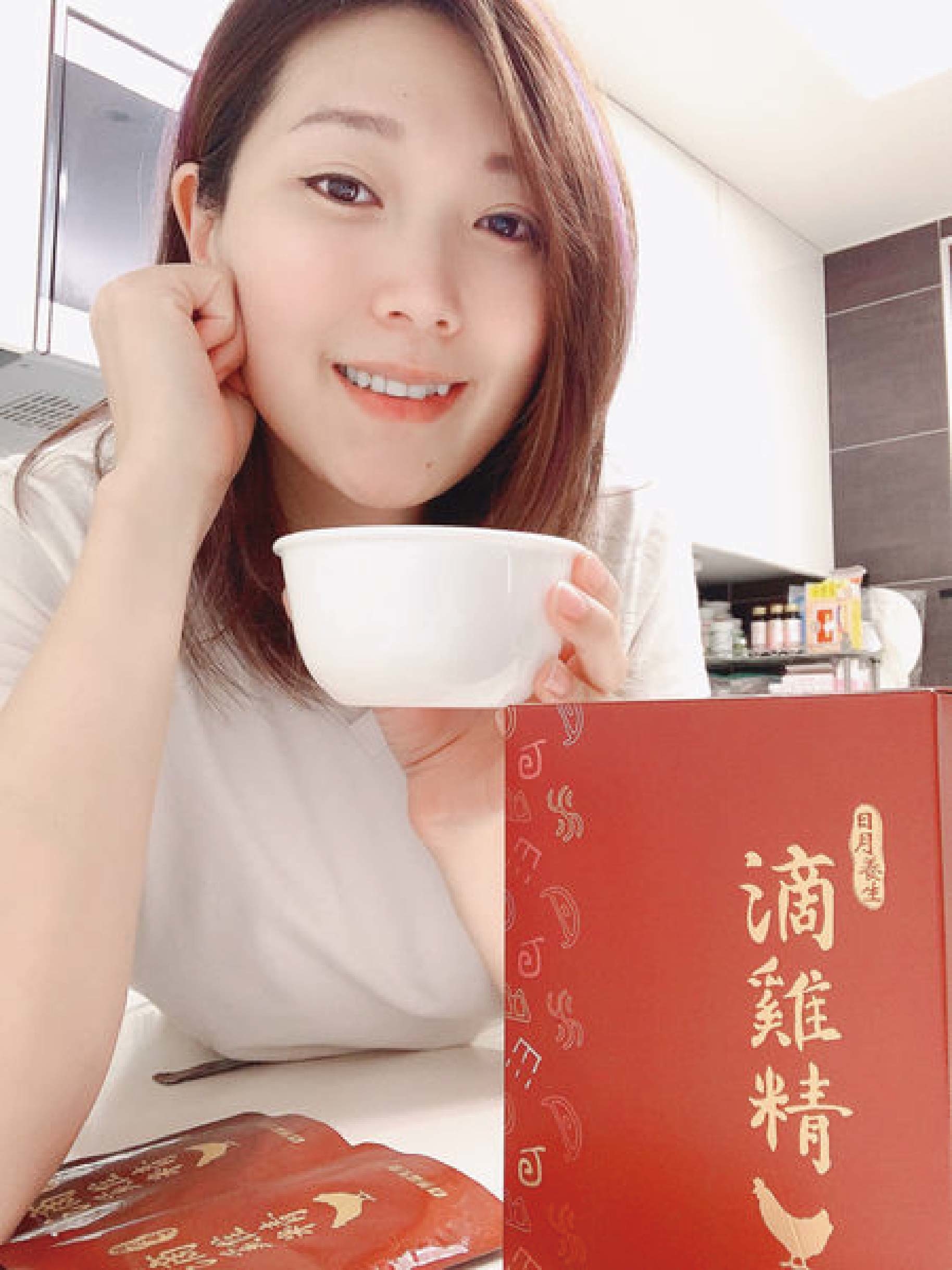 日月養生滴雞精的包裝很精緻，因為媽咪是自用所以購買的是平裝版ㄧ盒10入，零脂肪零膽固醇，完全沒有油膩膩的口感，特別使用空調控溫，不經過冷水浸泡，因此可保持完整營養素，並使用自動化生產，中間無人手接觸，不會有交叉污染的疑慮。