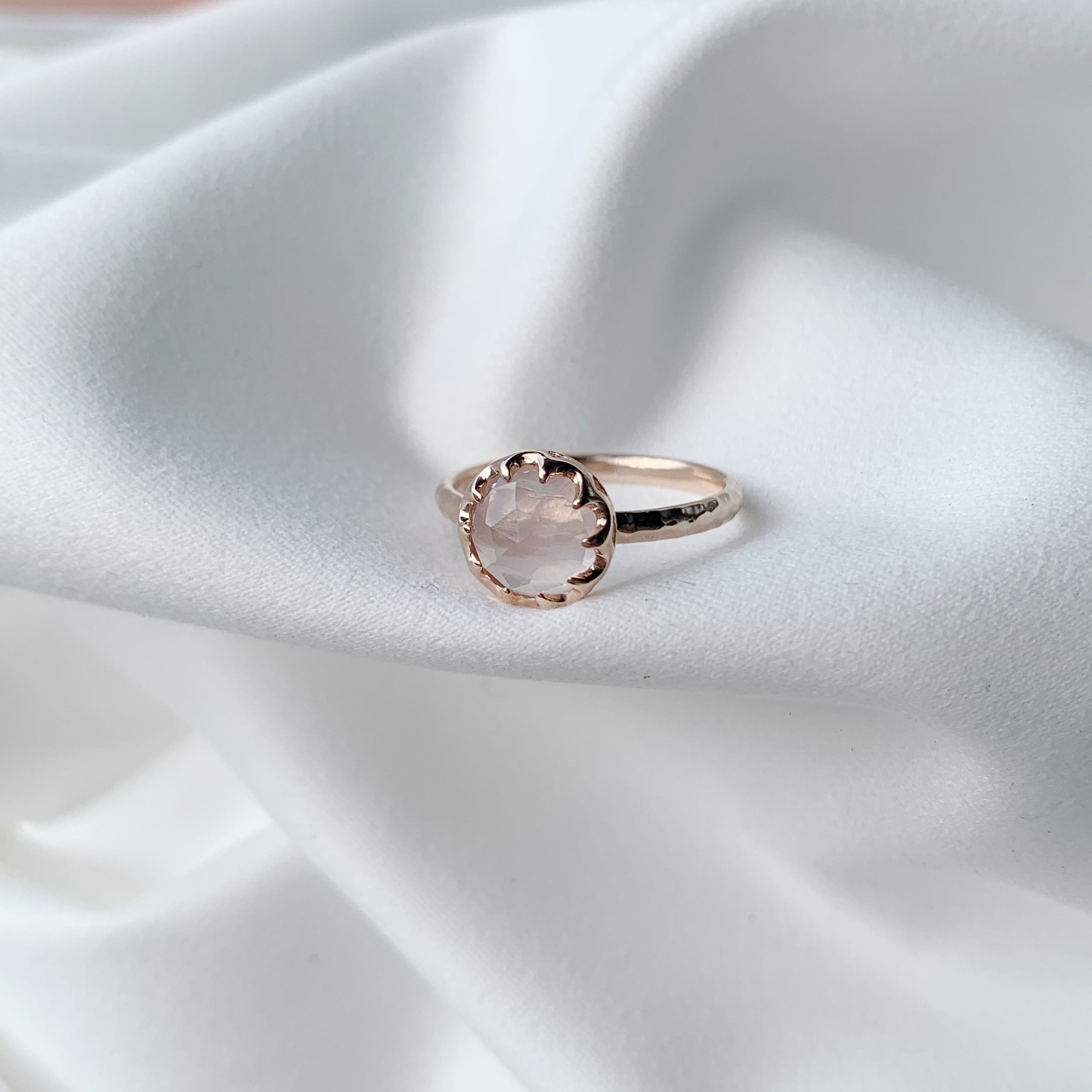 大簍空皇冠粉晶戒指