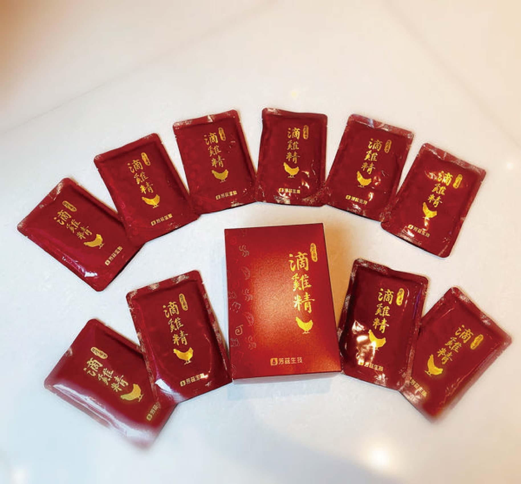 日月養生滴雞精的包裝很精緻，因為媽咪是自用所以購買的是平裝版ㄧ盒10入，零脂肪零膽固醇，完全沒有油膩膩的口感，特別使用空調控溫，不經過冷水浸泡，因此可保持完整營養素，並使用自動化生產，中間無人手接觸，不會有交叉污染的疑慮。