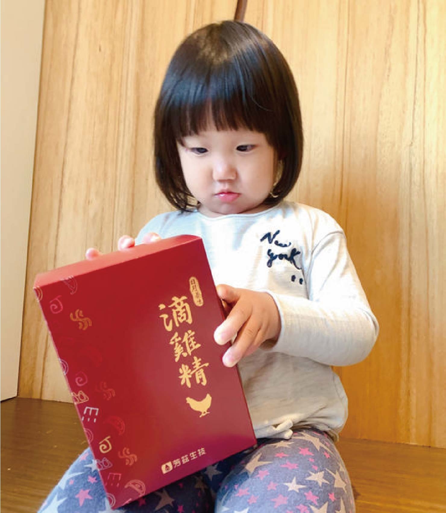 日月養生滴雞精的包裝很精緻，因為媽咪是自用所以購買的是平裝版ㄧ盒10入，零脂肪零膽固醇，完全沒有油膩膩的口感，特別使用空調控溫，不經過冷水浸泡，因此可保持完整營養素，並使用自動化生產，中間無人手接觸，不會有交叉污染的疑慮。