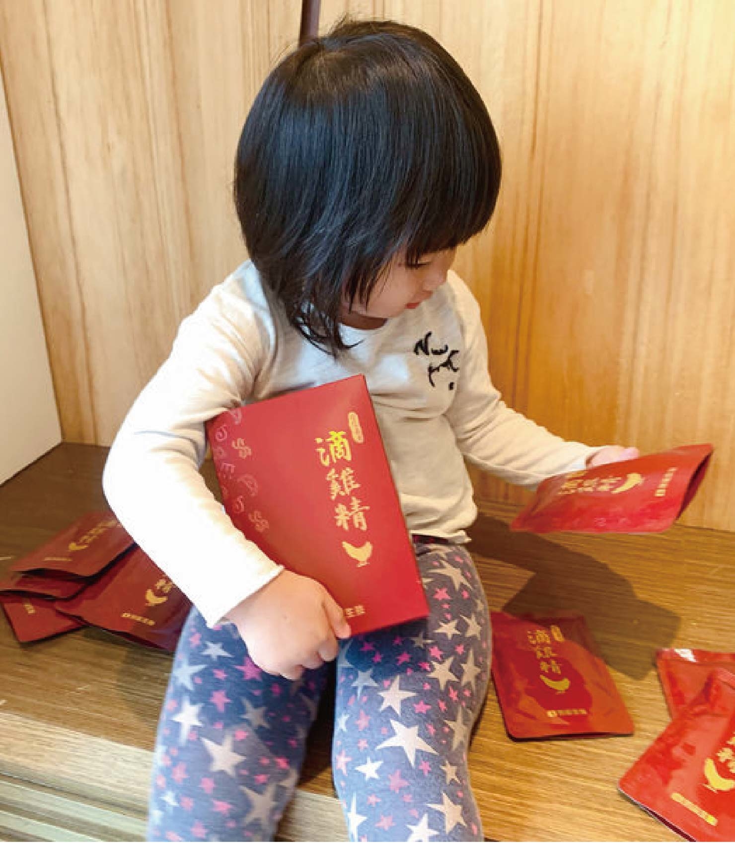 日月養生滴雞精的包裝很精緻，因為媽咪是自用所以購買的是平裝版ㄧ盒10入，零脂肪零膽固醇，完全沒有油膩膩的口感，特別使用空調控溫，不經過冷水浸泡，因此可保持完整營養素，並使用自動化生產，中間無人手接觸，不會有交叉污染的疑慮。