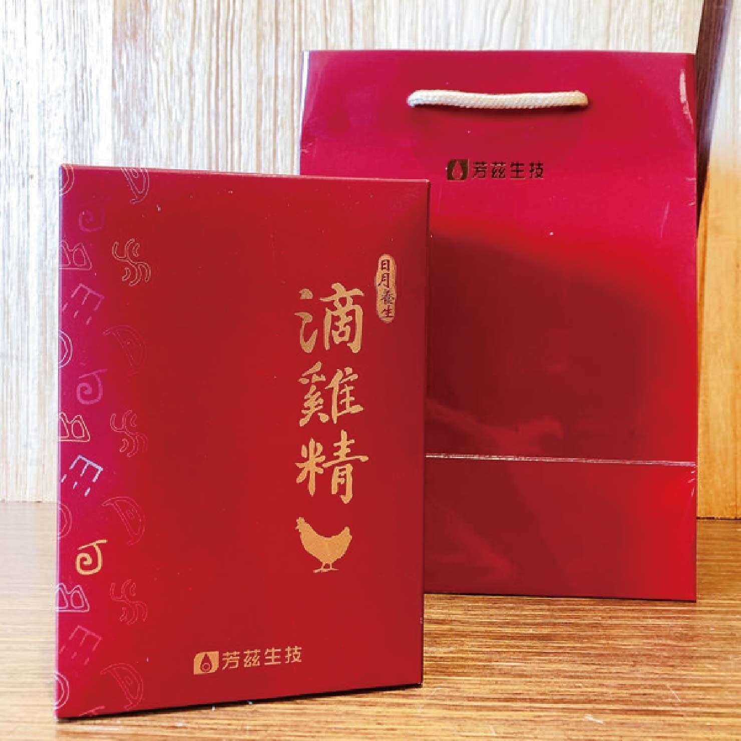 日月養生滴雞精的包裝很精緻，因為媽咪是自用所以購買的是平裝版ㄧ盒10入，零脂肪零膽固醇，完全沒有油膩膩的口感，特別使用空調控溫，不經過冷水浸泡，因此可保持完整營養素，並使用自動化生產，中間無人手接觸，不會有交叉污染的疑慮。