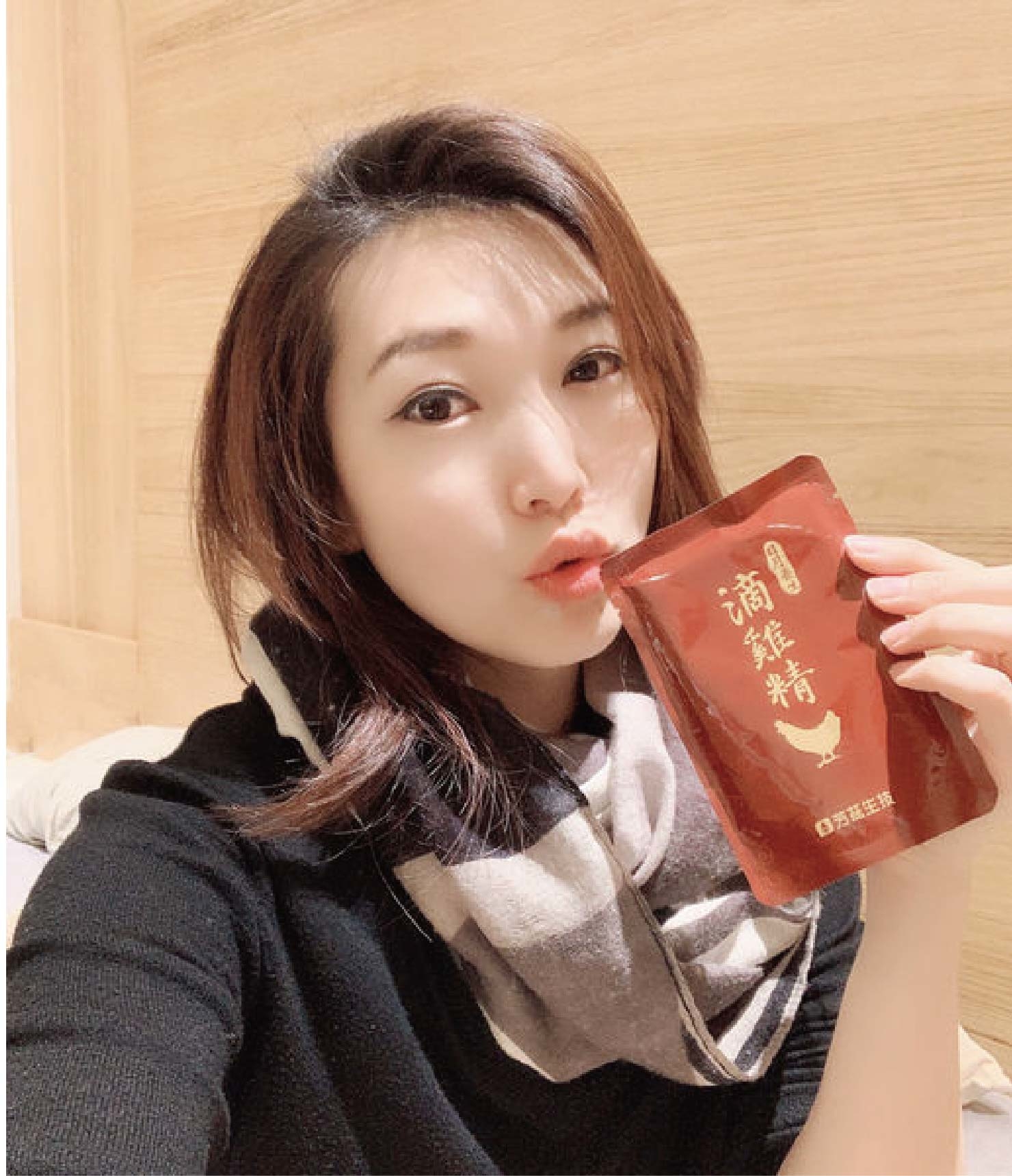 日月養生滴雞精的包裝很精緻，因為媽咪是自用所以購買的是平裝版ㄧ盒10入，零脂肪零膽固醇，完全沒有油膩膩的口感，特別使用空調控溫，不經過冷水浸泡，因此可保持完整營養素，並使用自動化生產，中間無人手接觸，不會有交叉污染的疑慮。