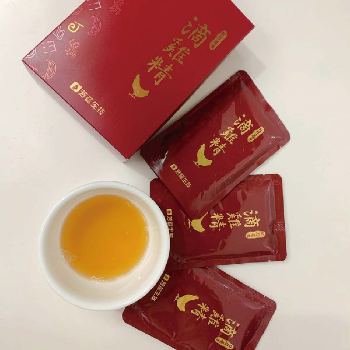 日月養生滴雞精的包裝很精緻，因為媽咪是自用所以購買的是平裝版ㄧ盒10入，零脂肪零膽固醇，完全沒有油膩膩的口感，特別使用空調控溫，不經過冷水浸泡，因此可保持完整營養素，並使用自動化生產，中間無人手接觸，不會有交叉污染的疑慮。