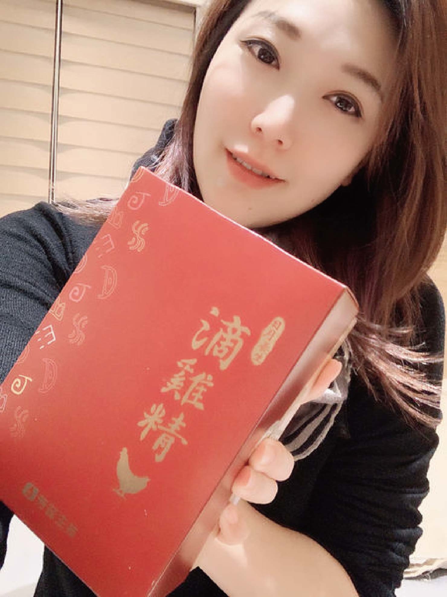 日月養生滴雞精的包裝很精緻，因為媽咪是自用所以購買的是平裝版ㄧ盒10入，零脂肪零膽固醇，完全沒有油膩膩的口感，特別使用空調控溫，不經過冷水浸泡，因此可保持完整營養素，並使用自動化生產，中間無人手接觸，不會有交叉污染的疑慮。