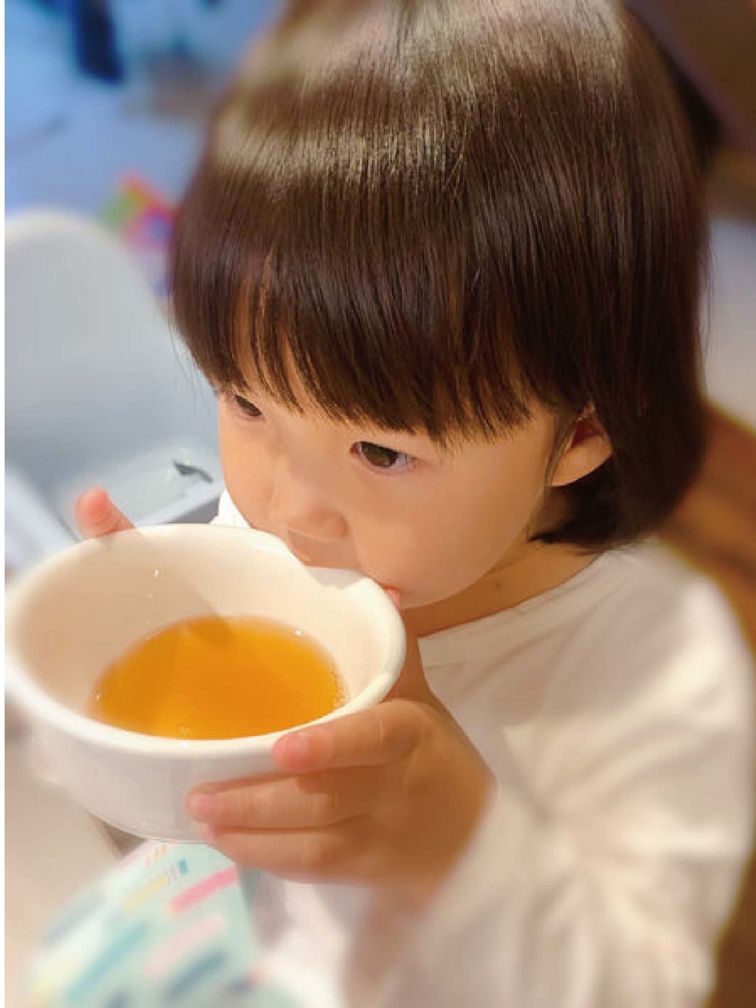 日月養生滴雞精的包裝很精緻，因為媽咪是自用所以購買的是平裝版ㄧ盒10入，零脂肪零膽固醇，完全沒有油膩膩的口感，特別使用空調控溫，不經過冷水浸泡，因此可保持完整營養素，並使用自動化生產，中間無人手接觸，不會有交叉污染的疑慮。