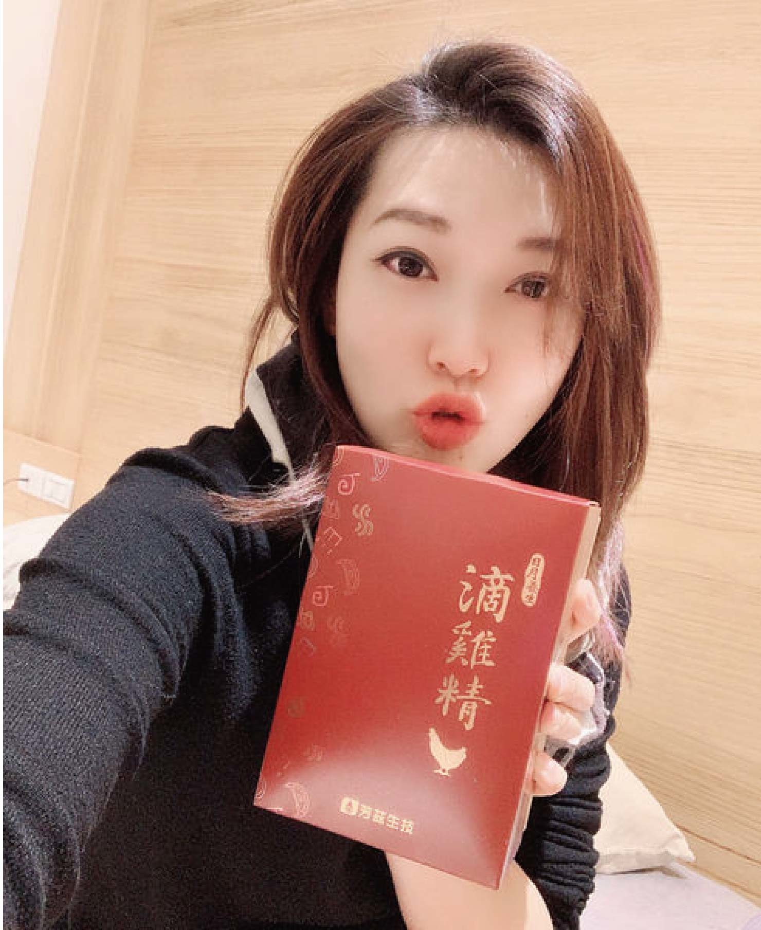 日月養生滴雞精的包裝很精緻，因為媽咪是自用所以購買的是平裝版ㄧ盒10入，零脂肪零膽固醇，完全沒有油膩膩的口感，特別使用空調控溫，不經過冷水浸泡，因此可保持完整營養素，並使用自動化生產，中間無人手接觸，不會有交叉污染的疑慮。