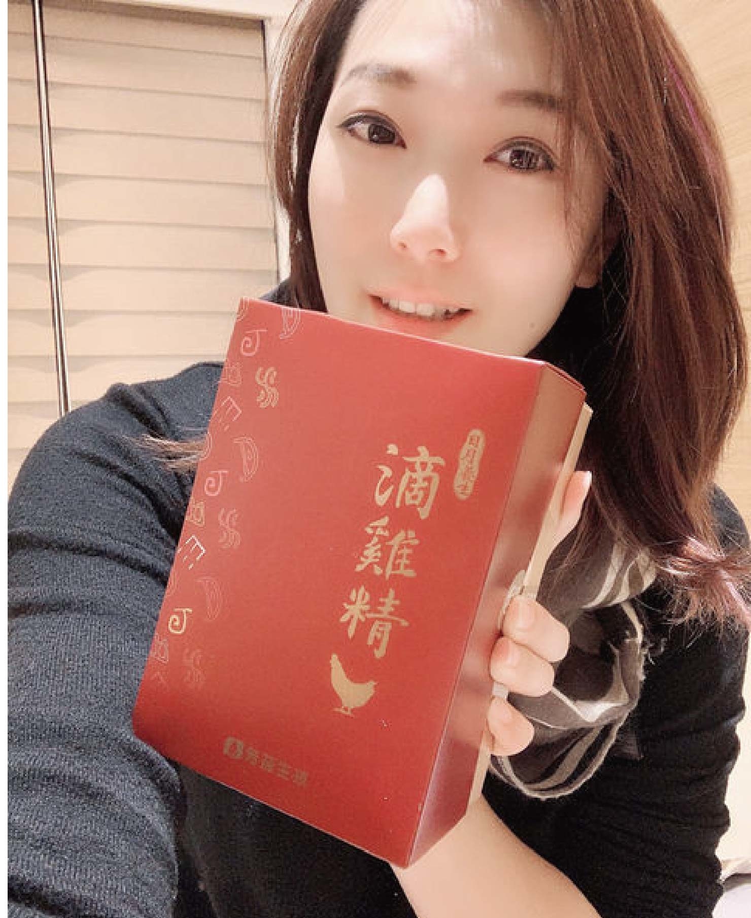 日月養生滴雞精的包裝很精緻，因為媽咪是自用所以購買的是平裝版ㄧ盒10入，零脂肪零膽固醇，完全沒有油膩膩的口感，特別使用空調控溫，不經過冷水浸泡，因此可保持完整營養素，並使用自動化生產，中間無人手接觸，不會有交叉污染的疑慮。