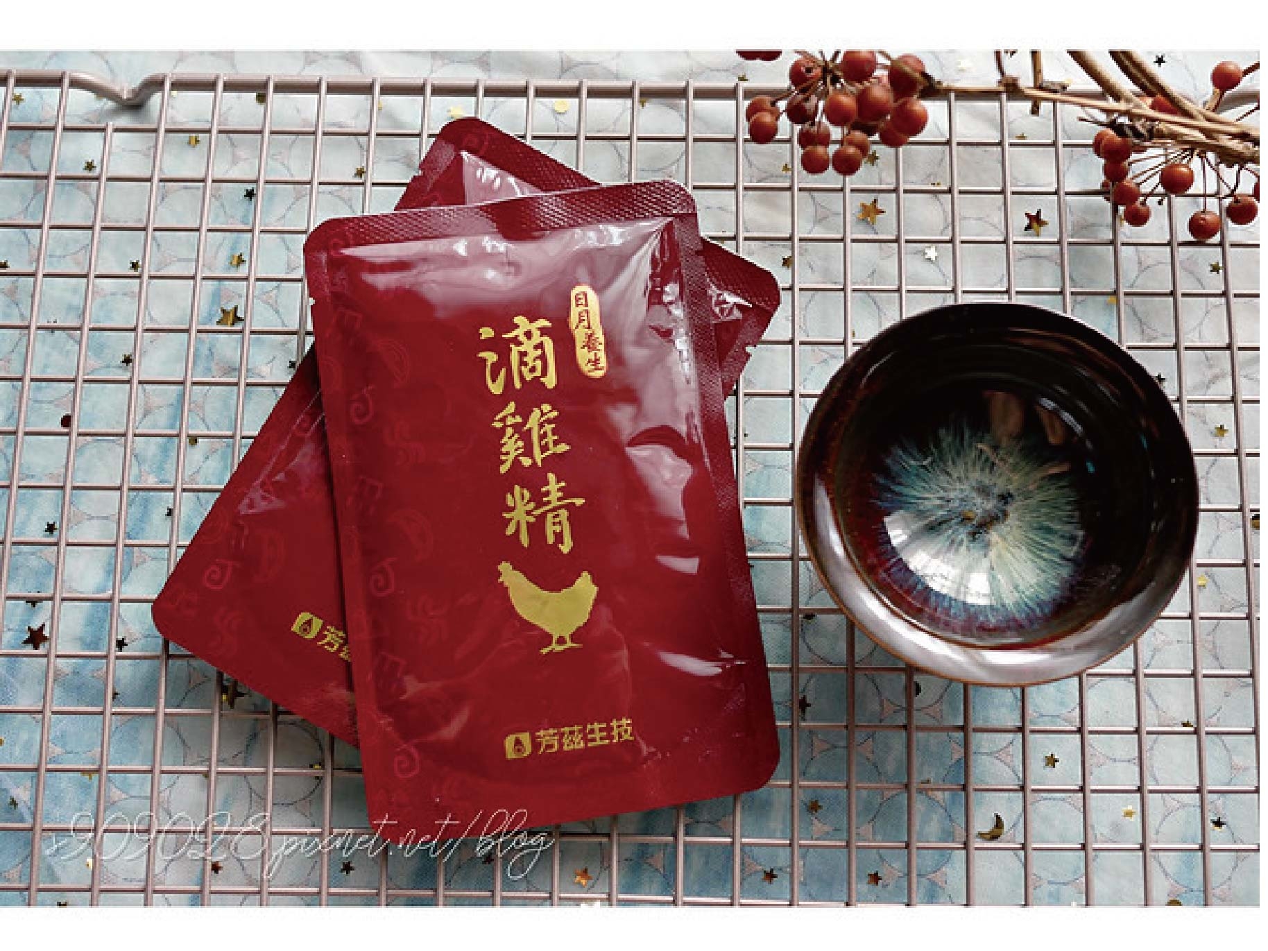 日月養生滴雞精非常的澄清且不油膩、低熱量卻含有滿滿的營養，讓女孩們可以安心的補充再也不擔心會造成身體負擔，除了單喝外， 有時候妞麻也會將日月養生滴雞精拿來入菜做料理，最重要的是低熱量又不會造成身體負擔。