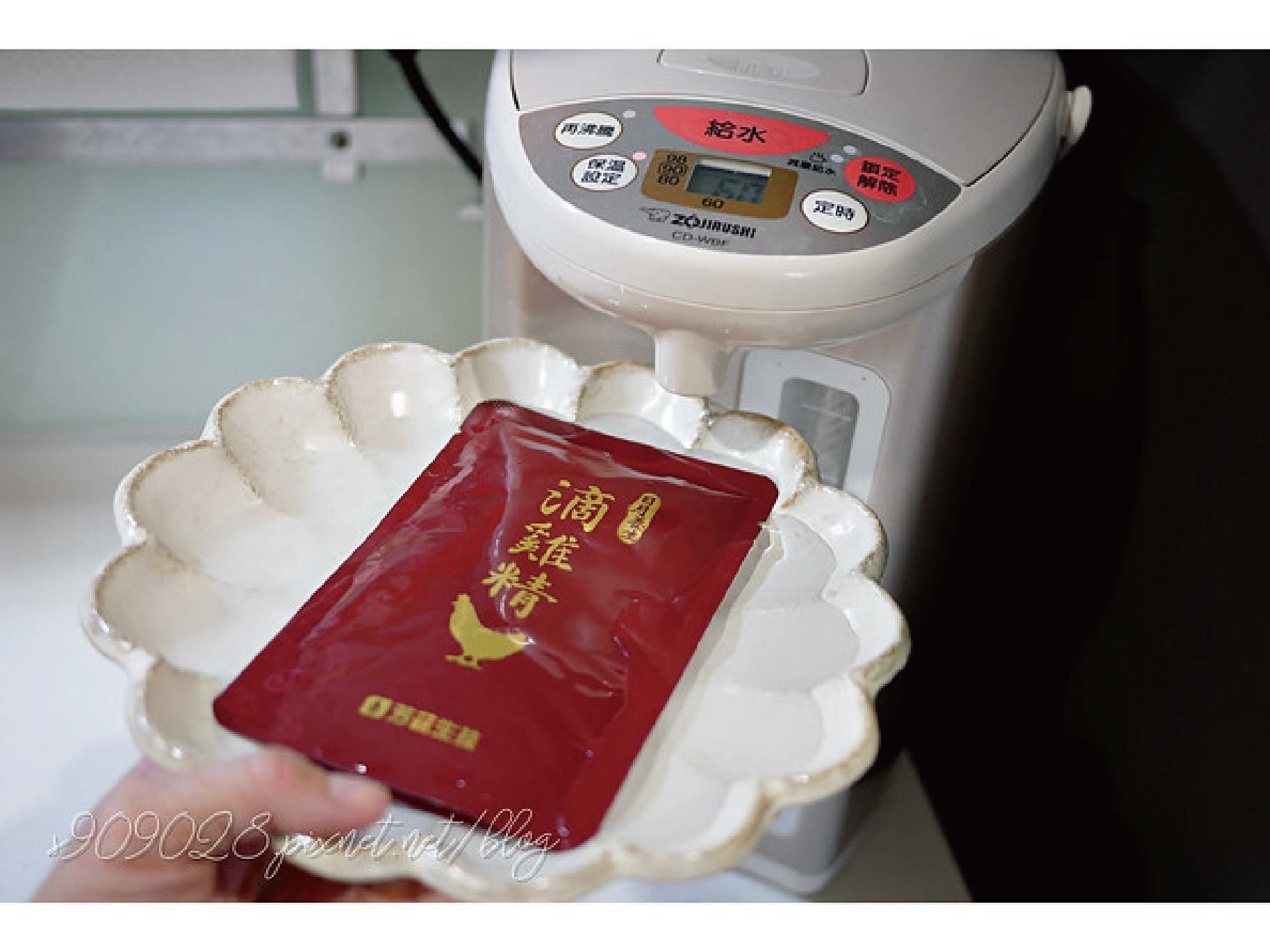 日月養生滴雞精非常的澄清且不油膩、低熱量卻含有滿滿的營養，讓女孩們可以安心的補充再也不擔心會造成身體負擔，除了單喝外， 有時候妞麻也會將日月養生滴雞精拿來入菜做料理，最重要的是低熱量又不會造成身體負擔。