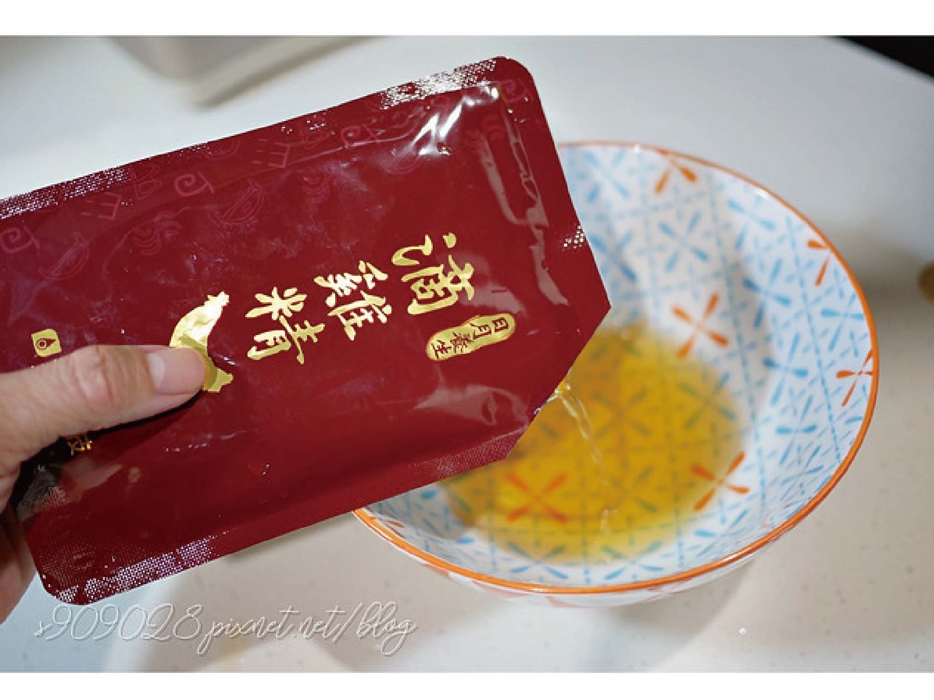 日月養生滴雞精非常的澄清且不油膩、低熱量卻含有滿滿的營養，讓女孩們可以安心的補充再也不擔心會造成身體負擔，除了單喝外， 有時候妞麻也會將日月養生滴雞精拿來入菜做料理，最重要的是低熱量又不會造成身體負擔。