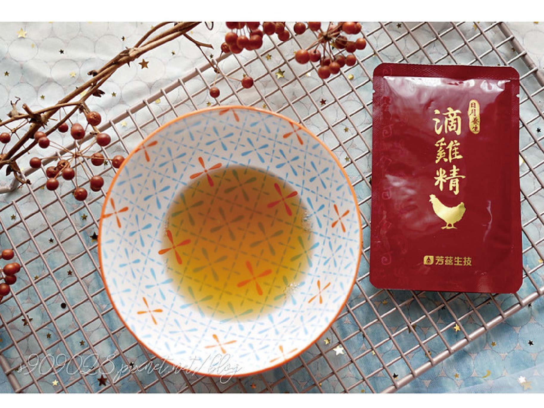 日月養生滴雞精非常的澄清且不油膩、低熱量卻含有滿滿的營養，讓女孩們可以安心的補充再也不擔心會造成身體負擔，除了單喝外， 有時候妞麻也會將日月養生滴雞精拿來入菜做料理，最重要的是低熱量又不會造成身體負擔。