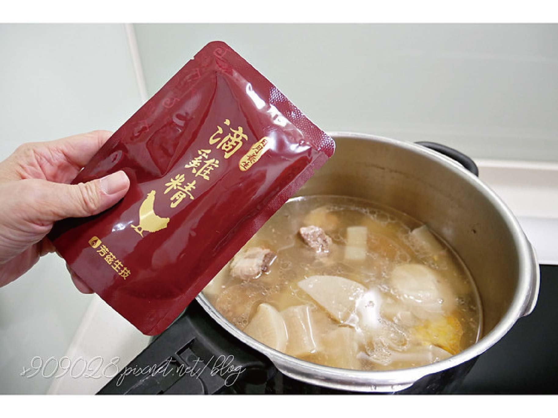 日月養生滴雞精非常的澄清且不油膩、低熱量卻含有滿滿的營養，讓女孩們可以安心的補充再也不擔心會造成身體負擔，除了單喝外， 有時候妞麻也會將日月養生滴雞精拿來入菜做料理，最重要的是低熱量又不會造成身體負擔。