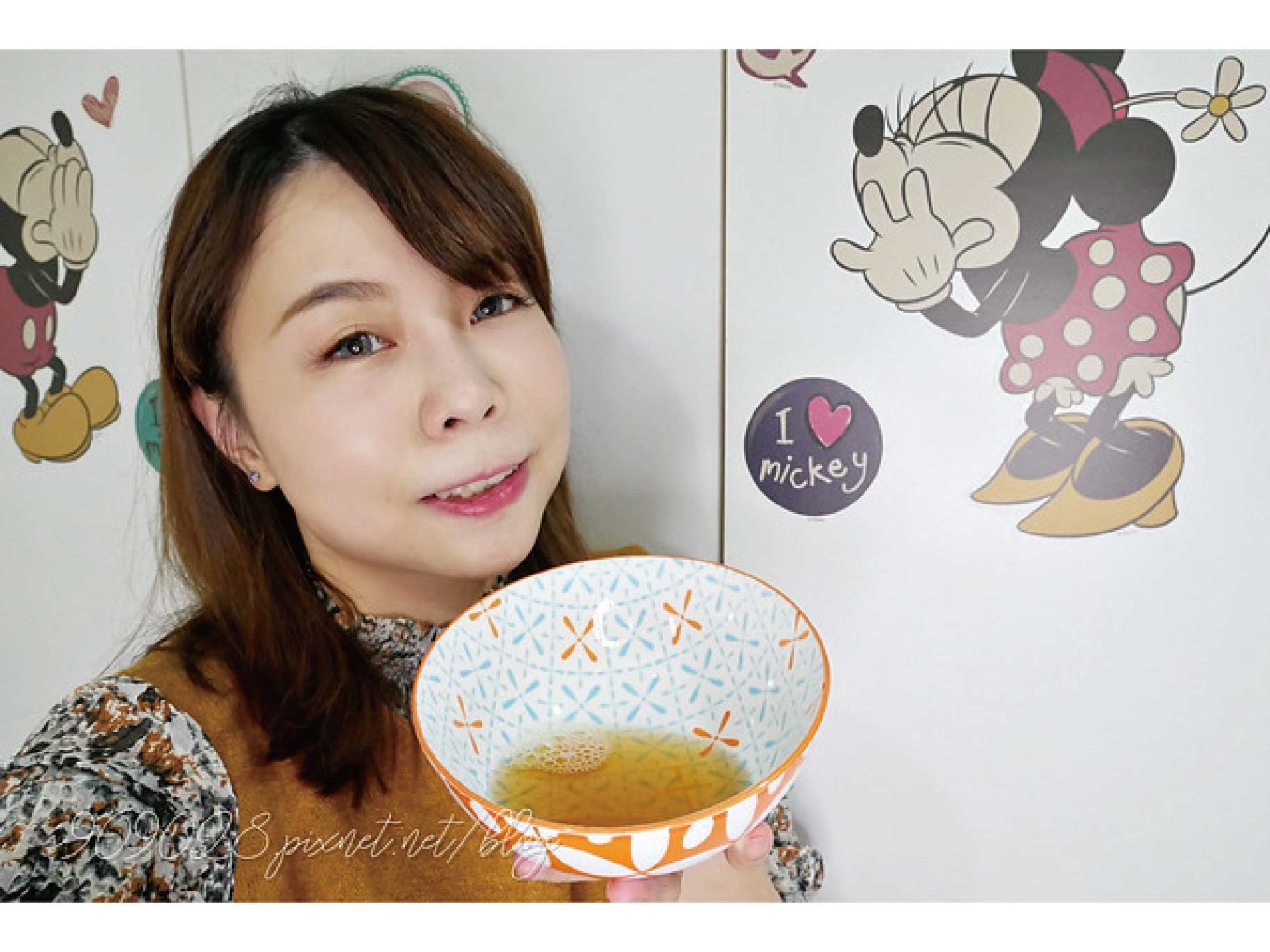 日月養生滴雞精非常的澄清且不油膩、低熱量卻含有滿滿的營養，讓女孩們可以安心的補充再也不擔心會造成身體負擔，除了單喝外， 有時候妞麻也會將日月養生滴雞精拿來入菜做料理，最重要的是低熱量又不會造成身體負擔。