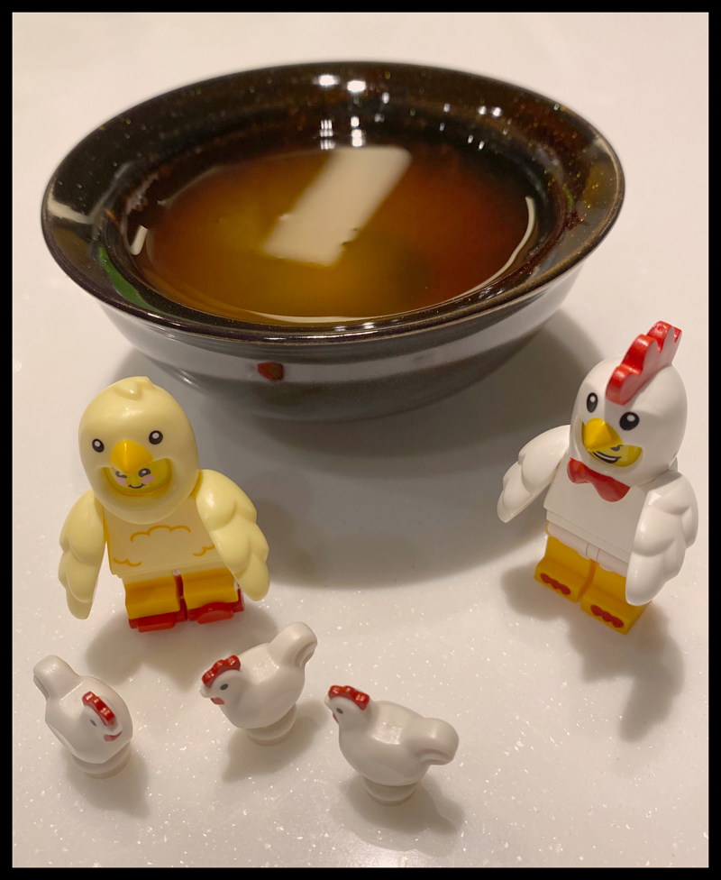 吃營養一點有助於提升全家免疫力，『芳茲日月養生滴雞精』是很方便的選項，內含高胺基酸及高膠原蛋白的營養，清晨起床空腹喝一碗滴雞精，再打起精神面對忙碌的一日。