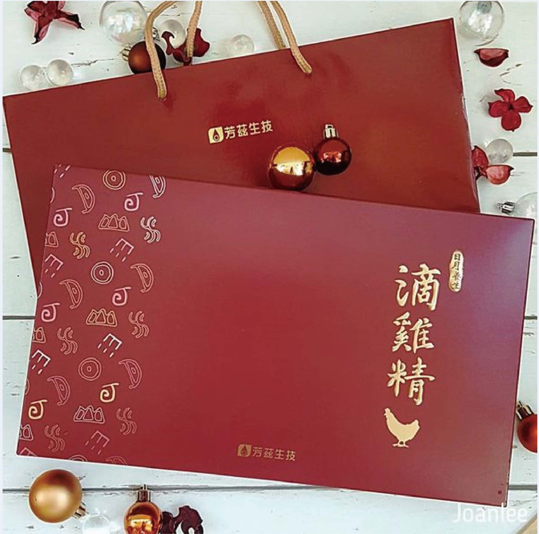 我是兩寶媽，常一打二，所以覺得喝滴雞精是最簡潔有力的健康保養方式，芳茲生技的窗型LOGO有特殊意涵，意旨在怎麼心疲也要記得幫自己開窗透透風，日月養生滴雞精是由一群對保健食材、原料、製作品質都要求很高的團隊研發，希望帶給大家零負擔，近天然的營養補給品。