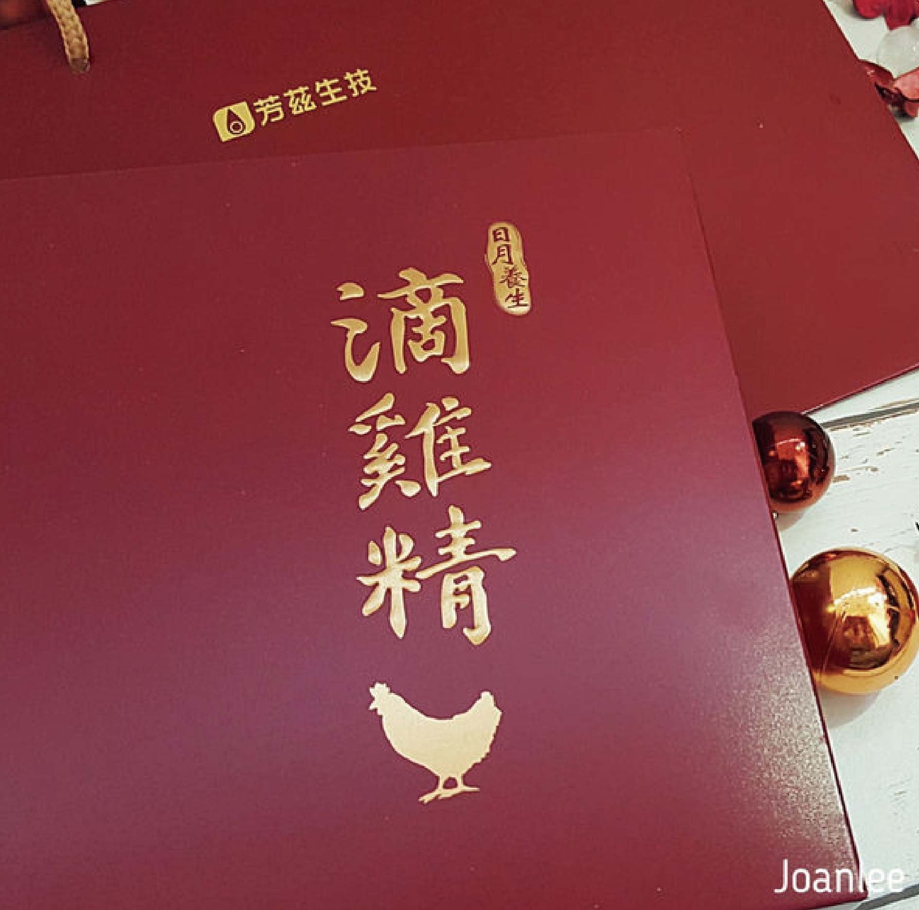 我是兩寶媽，常一打二，所以覺得喝滴雞精是最簡潔有力的健康保養方式，芳茲生技的窗型LOGO有特殊意涵，意旨在怎麼心疲也要記得幫自己開窗透透風，日月養生滴雞精是由一群對保健食材、原料、製作品質都要求很高的團隊研發，希望帶給大家零負擔，近天然的營養補給品。