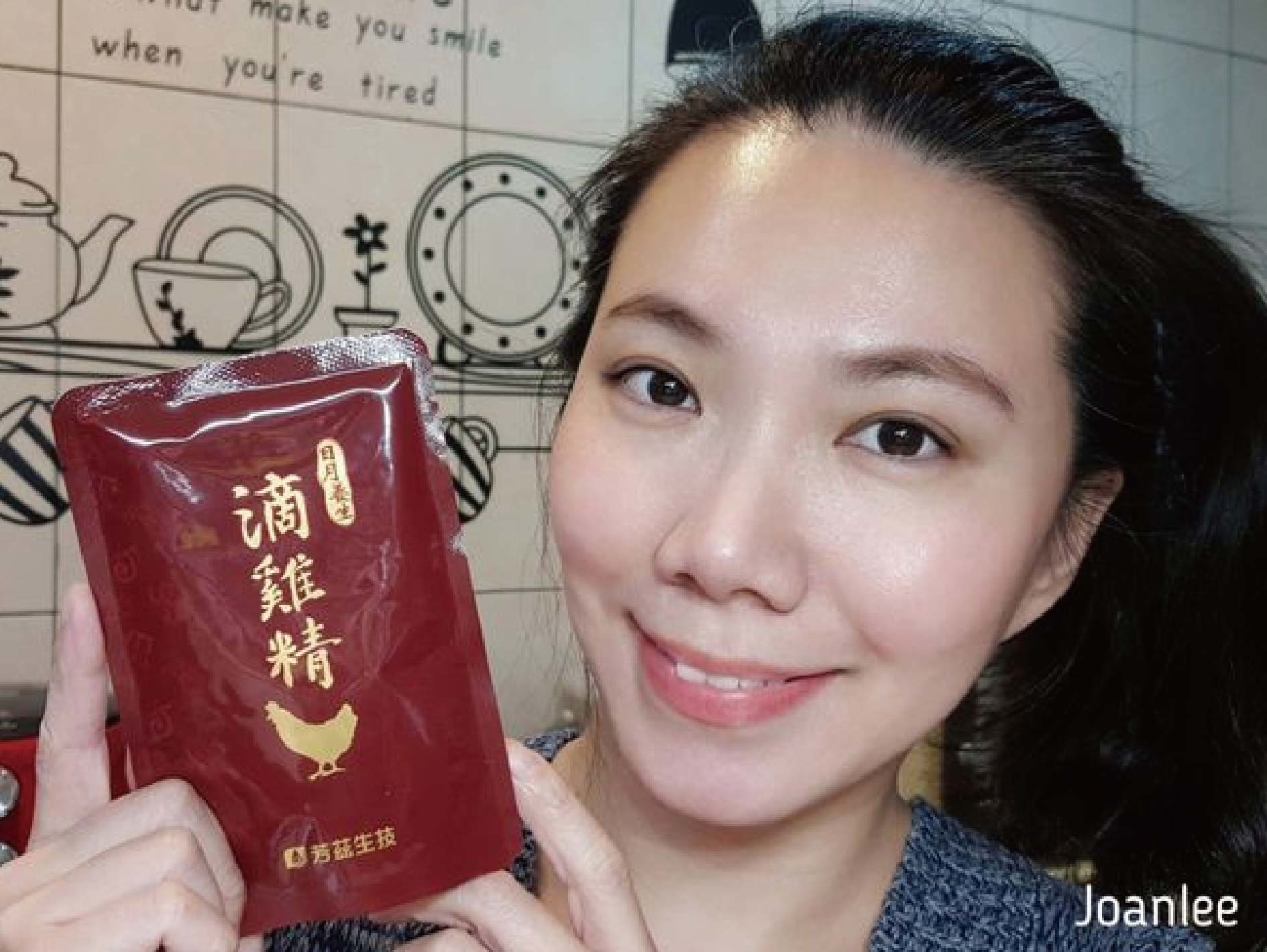 我是兩寶媽，常一打二，所以覺得喝滴雞精是最簡潔有力的健康保養方式，芳茲生技的窗型LOGO有特殊意涵，意旨在怎麼心疲也要記得幫自己開窗透透風，日月養生滴雞精是由一群對保健食材、原料、製作品質都要求很高的團隊研發，希望帶給大家零負擔，近天然的營養補給品。