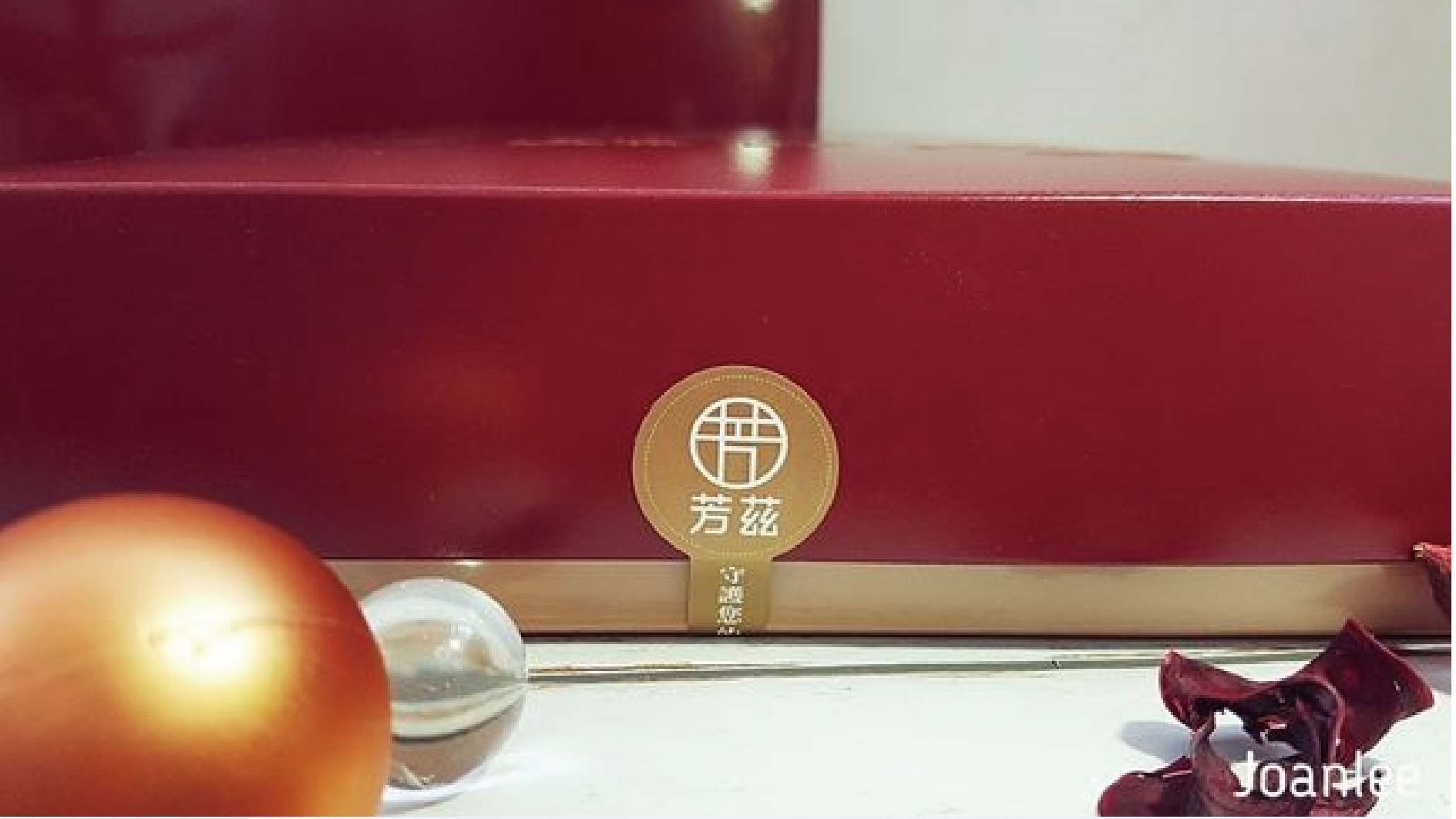 我是兩寶媽，常一打二，所以覺得喝滴雞精是最簡潔有力的健康保養方式，芳茲生技的窗型LOGO有特殊意涵，意旨在怎麼心疲也要記得幫自己開窗透透風，日月養生滴雞精是由一群對保健食材、原料、製作品質都要求很高的團隊研發，希望帶給大家零負擔，近天然的營養補給品。