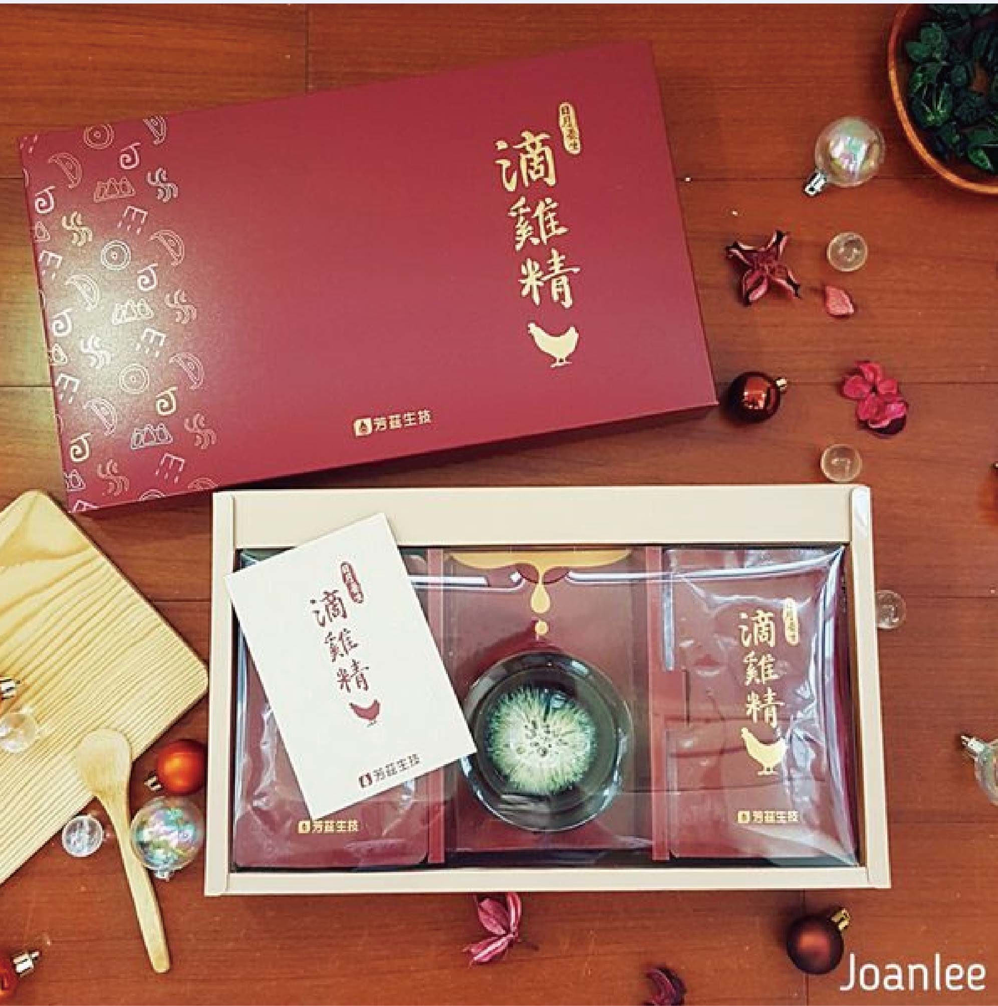 我是兩寶媽，常一打二，所以覺得喝滴雞精是最簡潔有力的健康保養方式，芳茲生技的窗型LOGO有特殊意涵，意旨在怎麼心疲也要記得幫自己開窗透透風，日月養生滴雞精是由一群對保健食材、原料、製作品質都要求很高的團隊研發，希望帶給大家零負擔，近天然的營養補給品。