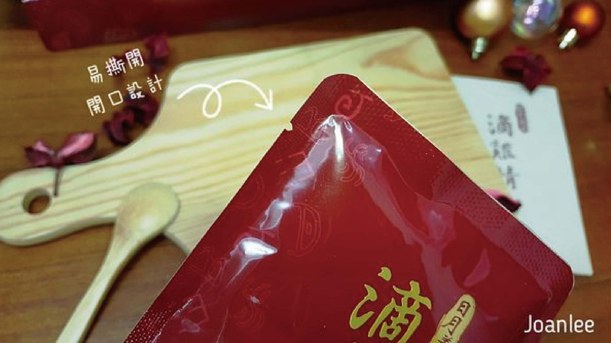 我是兩寶媽，常一打二，所以覺得喝滴雞精是最簡潔有力的健康保養方式，芳茲生技的窗型LOGO有特殊意涵，意旨在怎麼心疲也要記得幫自己開窗透透風，日月養生滴雞精是由一群對保健食材、原料、製作品質都要求很高的團隊研發，希望帶給大家零負擔，近天然的營養補給品。