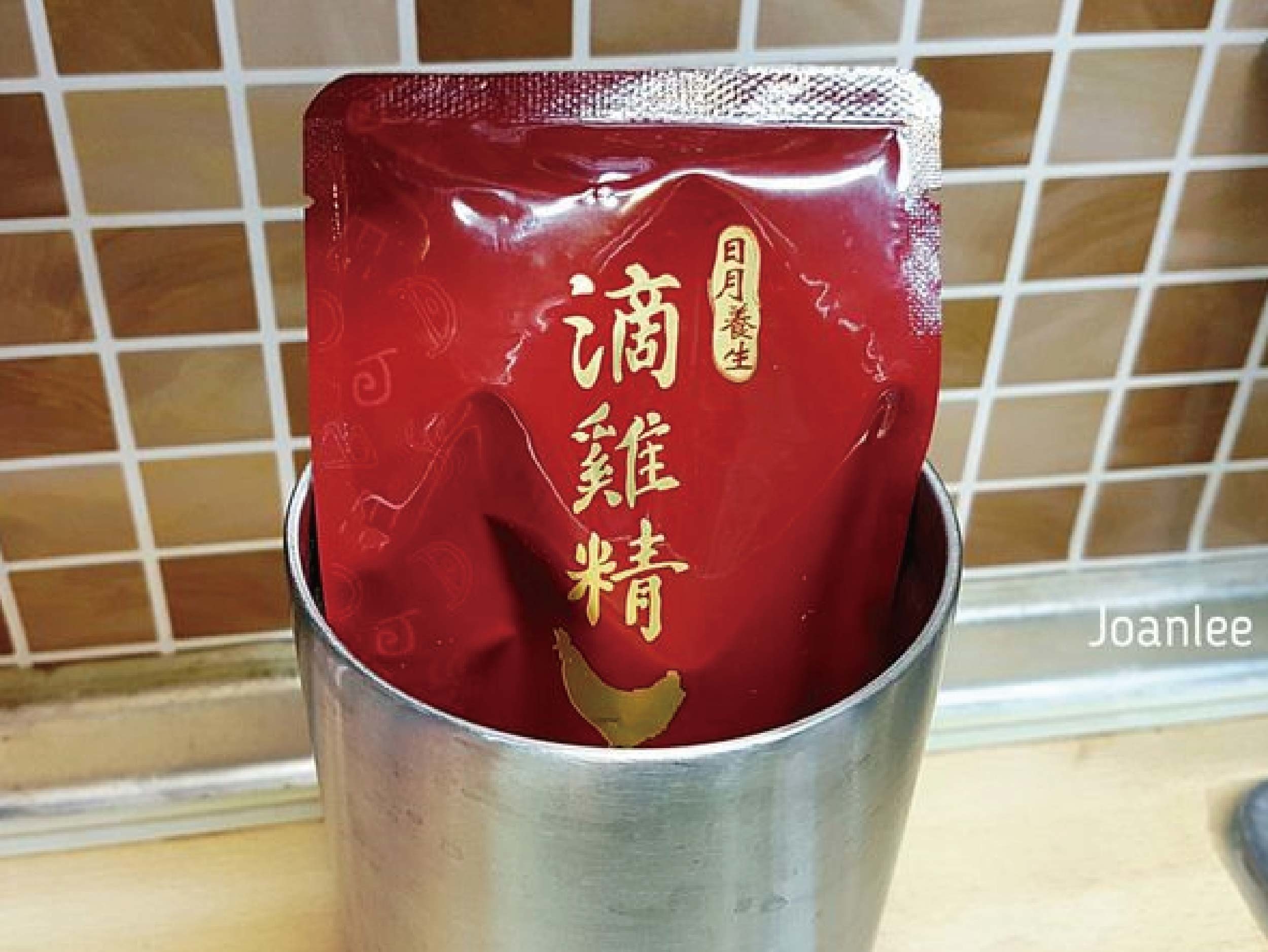 我是兩寶媽，常一打二，所以覺得喝滴雞精是最簡潔有力的健康保養方式，芳茲生技的窗型LOGO有特殊意涵，意旨在怎麼心疲也要記得幫自己開窗透透風，日月養生滴雞精是由一群對保健食材、原料、製作品質都要求很高的團隊研發，希望帶給大家零負擔，近天然的營養補給品。