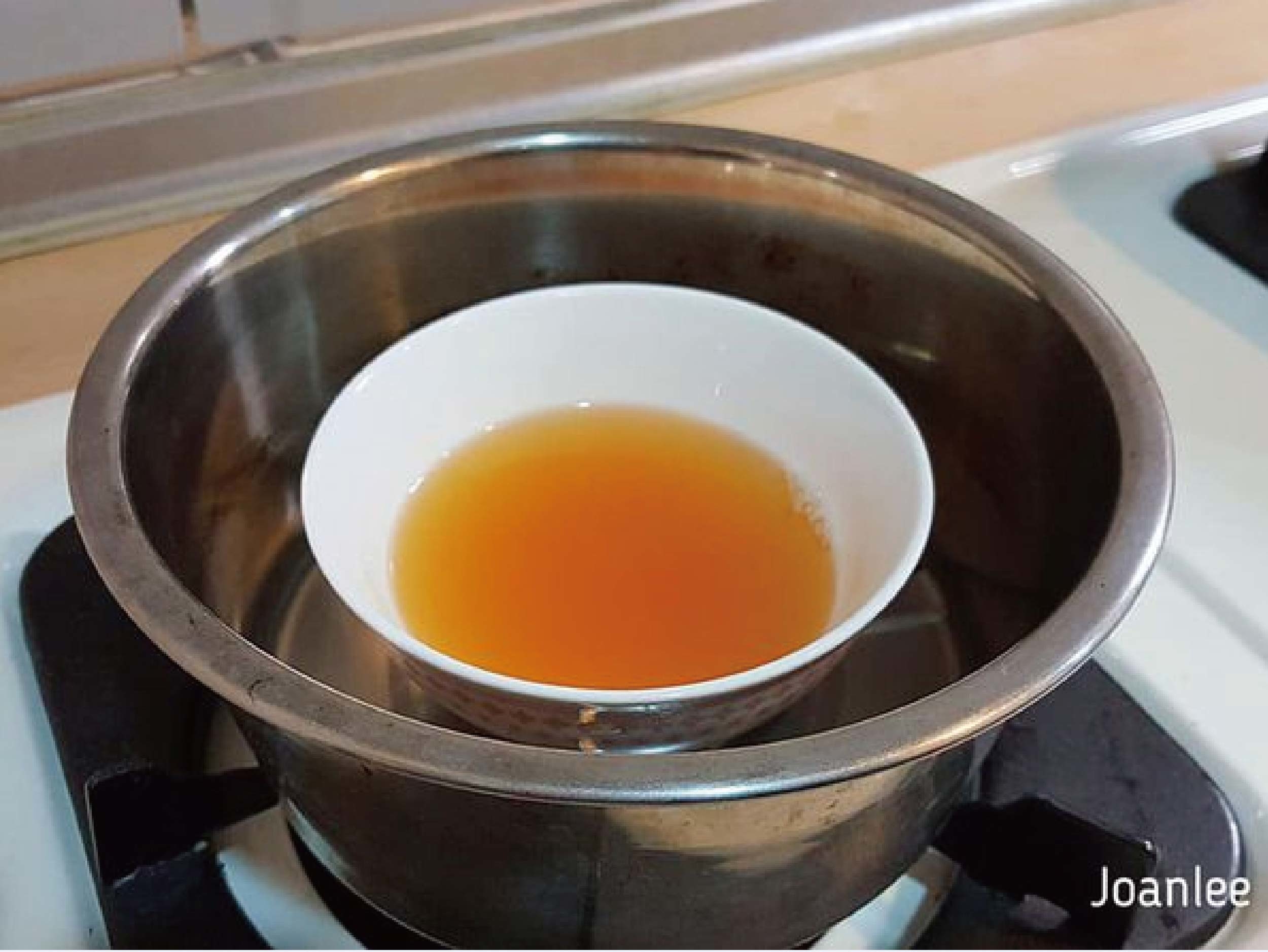 我是兩寶媽，常一打二，所以覺得喝滴雞精是最簡潔有力的健康保養方式，芳茲生技的窗型LOGO有特殊意涵，意旨在怎麼心疲也要記得幫自己開窗透透風，日月養生滴雞精是由一群對保健食材、原料、製作品質都要求很高的團隊研發，希望帶給大家零負擔，近天然的營養補給品。