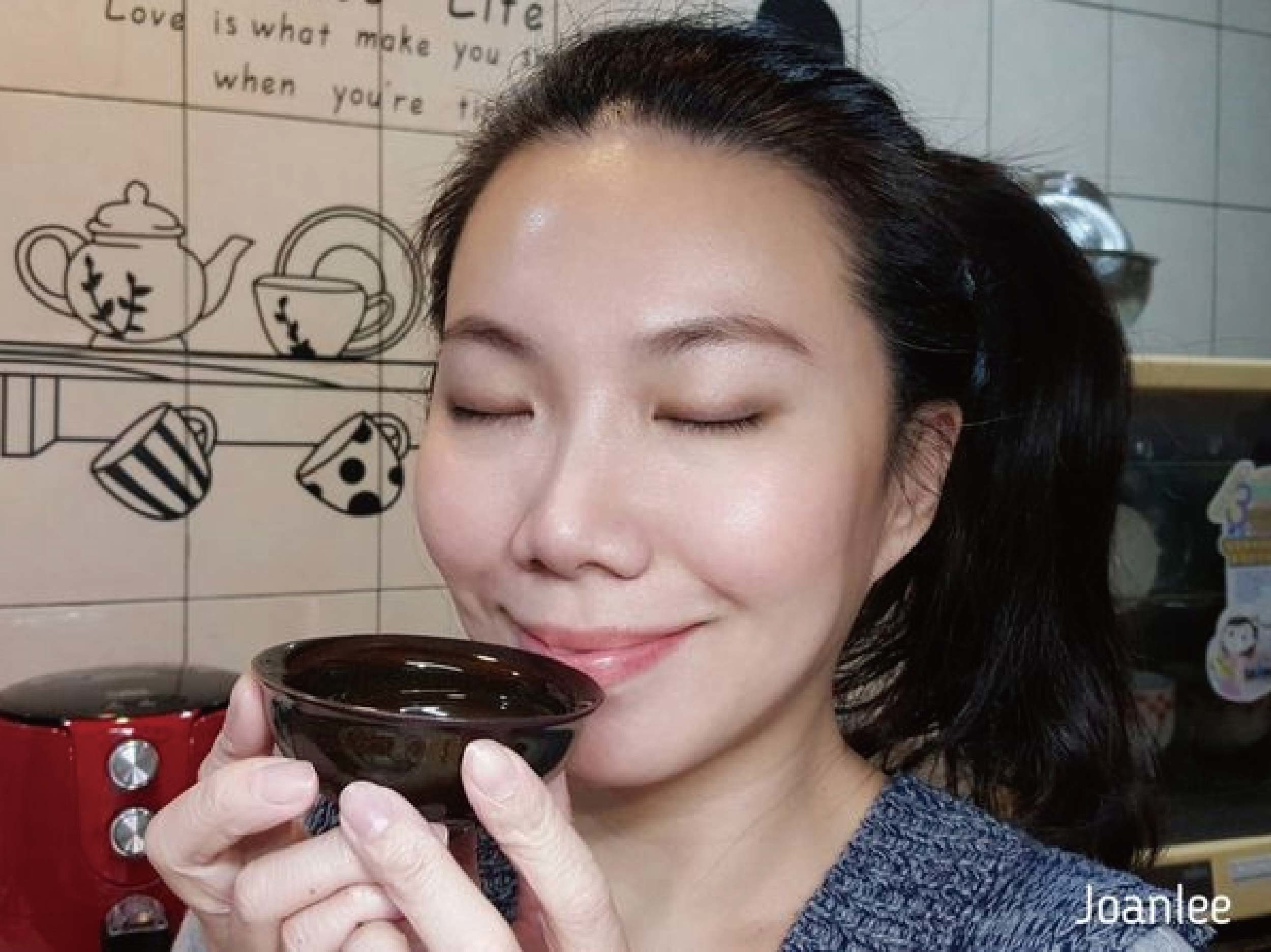 我是兩寶媽，常一打二，所以覺得喝滴雞精是最簡潔有力的健康保養方式，芳茲生技的窗型LOGO有特殊意涵，意旨在怎麼心疲也要記得幫自己開窗透透風，日月養生滴雞精是由一群對保健食材、原料、製作品質都要求很高的團隊研發，希望帶給大家零負擔，近天然的營養補給品。