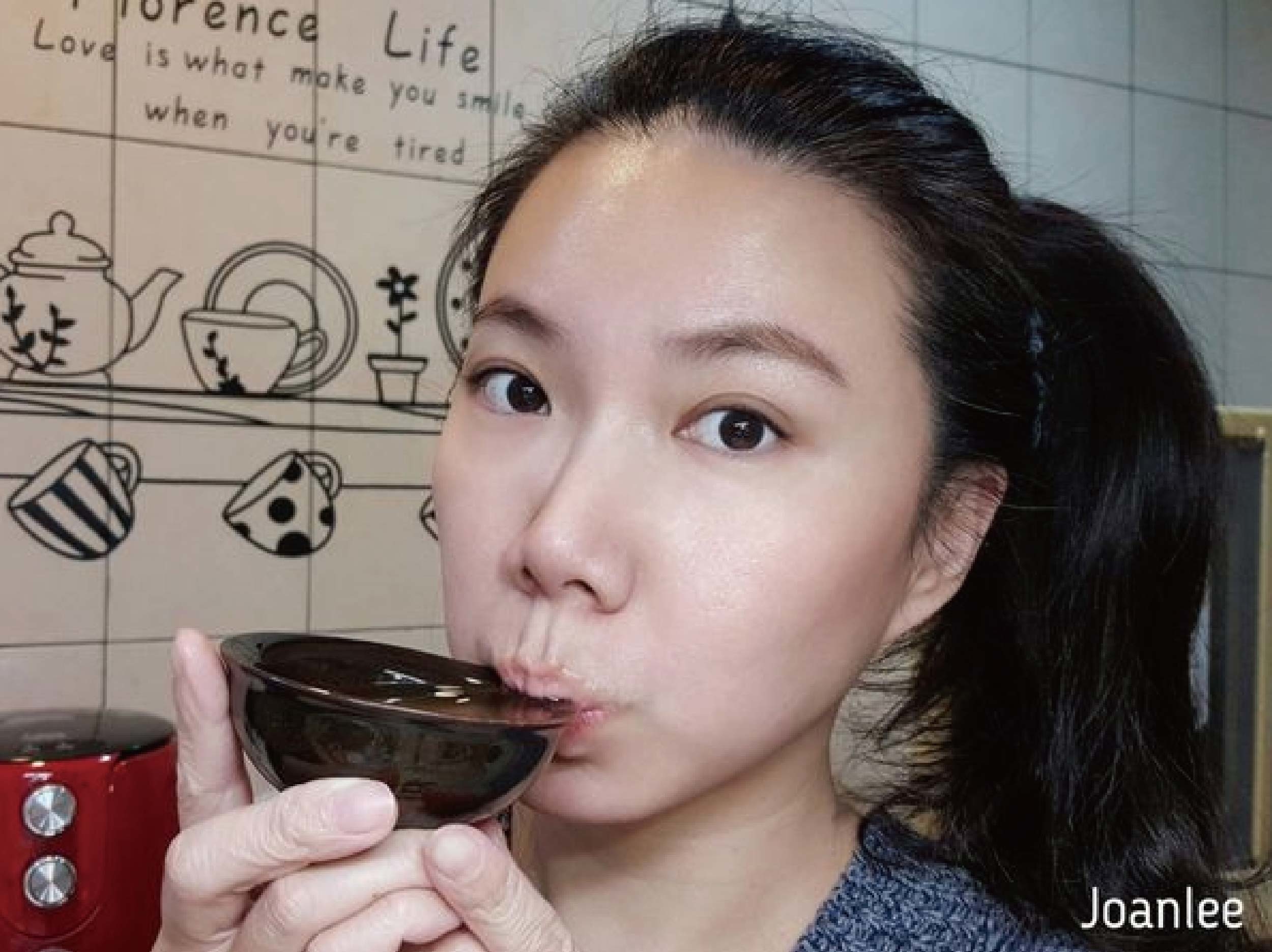 我是兩寶媽，常一打二，所以覺得喝滴雞精是最簡潔有力的健康保養方式，芳茲生技的窗型LOGO有特殊意涵，意旨在怎麼心疲也要記得幫自己開窗透透風，日月養生滴雞精是由一群對保健食材、原料、製作品質都要求很高的團隊研發，希望帶給大家零負擔，近天然的營養補給品。