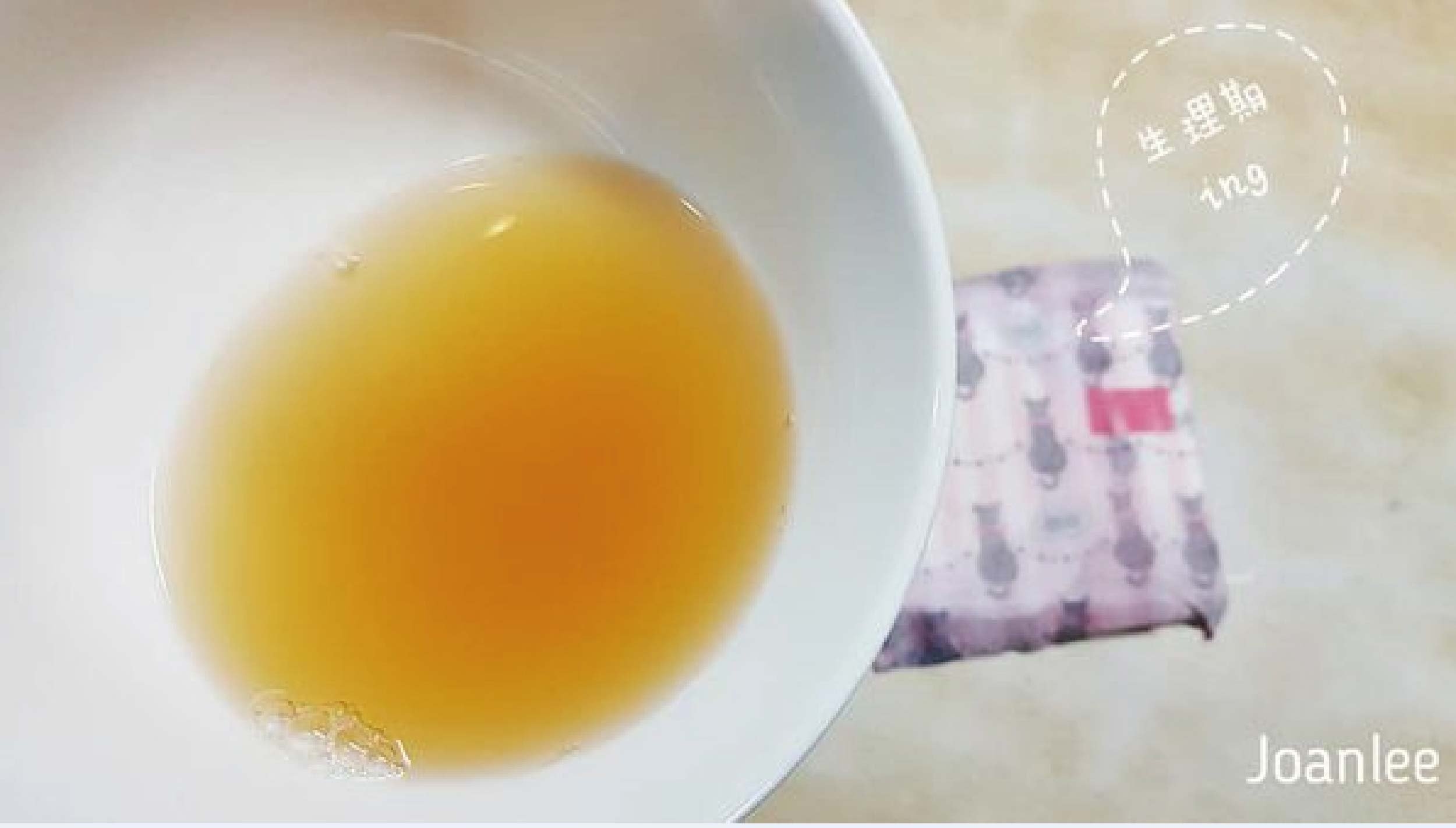 我是兩寶媽，常一打二，所以覺得喝滴雞精是最簡潔有力的健康保養方式，芳茲生技的窗型LOGO有特殊意涵，意旨在怎麼心疲也要記得幫自己開窗透透風，日月養生滴雞精是由一群對保健食材、原料、製作品質都要求很高的團隊研發，希望帶給大家零負擔，近天然的營養補給品。