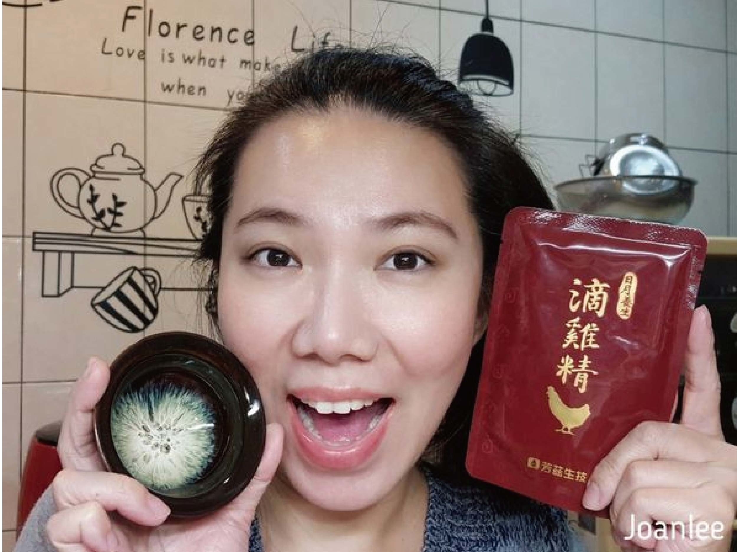 我是兩寶媽，常一打二，所以覺得喝滴雞精是最簡潔有力的健康保養方式，芳茲生技的窗型LOGO有特殊意涵，意旨在怎麼心疲也要記得幫自己開窗透透風，日月養生滴雞精是由一群對保健食材、原料、製作品質都要求很高的團隊研發，希望帶給大家零負擔，近天然的營養補給品。