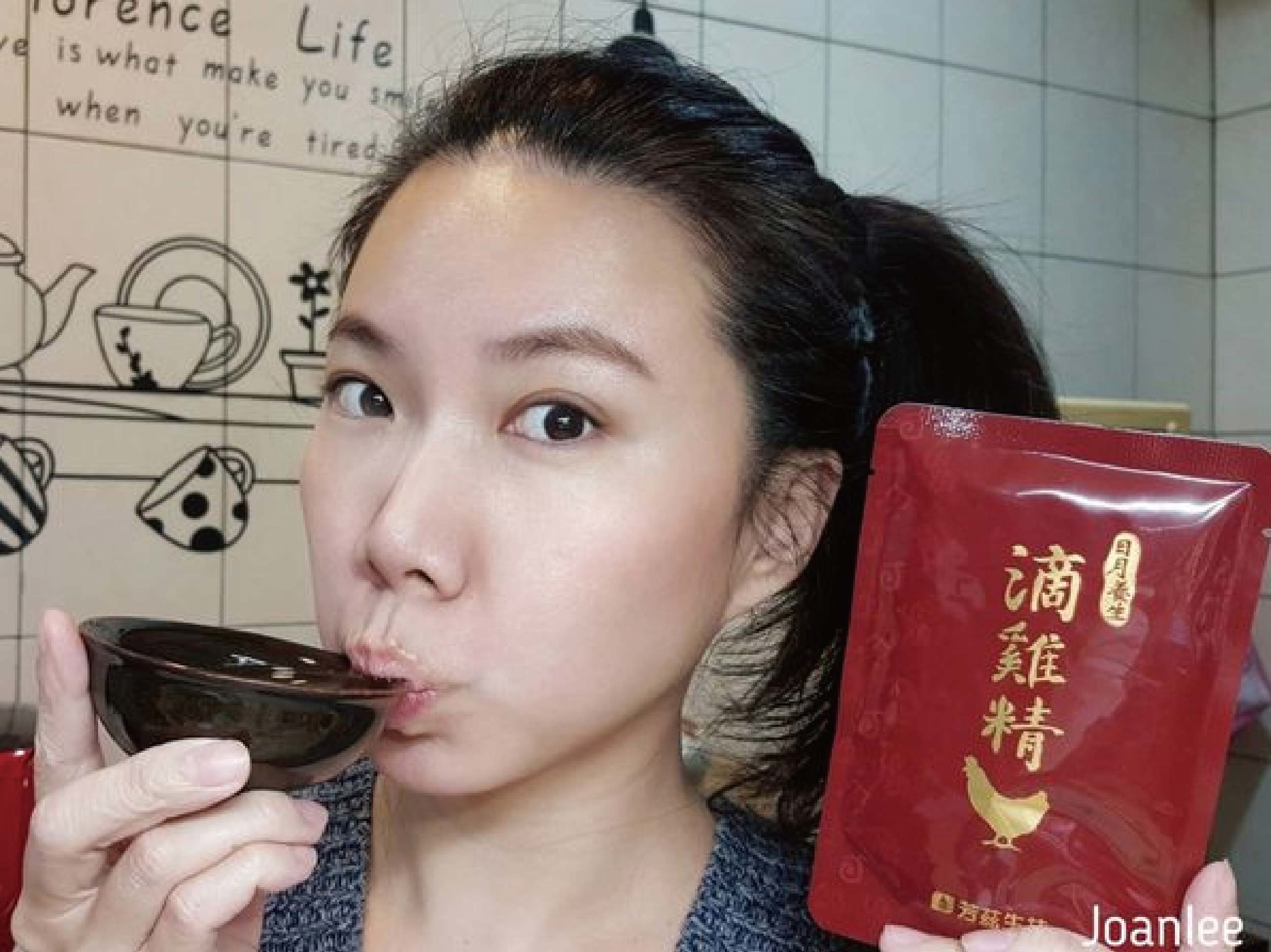 我是兩寶媽，常一打二，所以覺得喝滴雞精是最簡潔有力的健康保養方式，芳茲生技的窗型LOGO有特殊意涵，意旨在怎麼心疲也要記得幫自己開窗透透風，日月養生滴雞精是由一群對保健食材、原料、製作品質都要求很高的團隊研發，希望帶給大家零負擔，近天然的營養補給品。