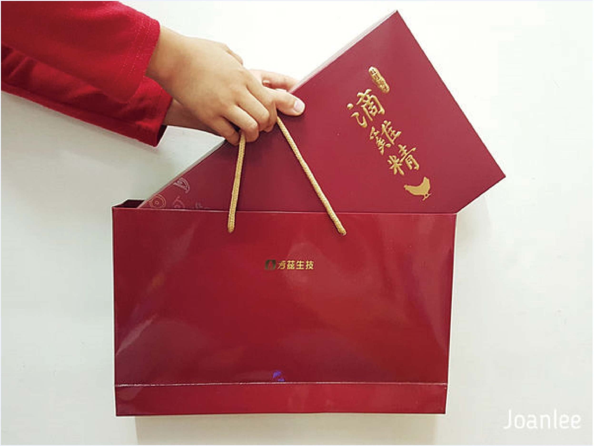 我是兩寶媽，常一打二，所以覺得喝滴雞精是最簡潔有力的健康保養方式，芳茲生技的窗型LOGO有特殊意涵，意旨在怎麼心疲也要記得幫自己開窗透透風，日月養生滴雞精是由一群對保健食材、原料、製作品質都要求很高的團隊研發，希望帶給大家零負擔，近天然的營養補給品。