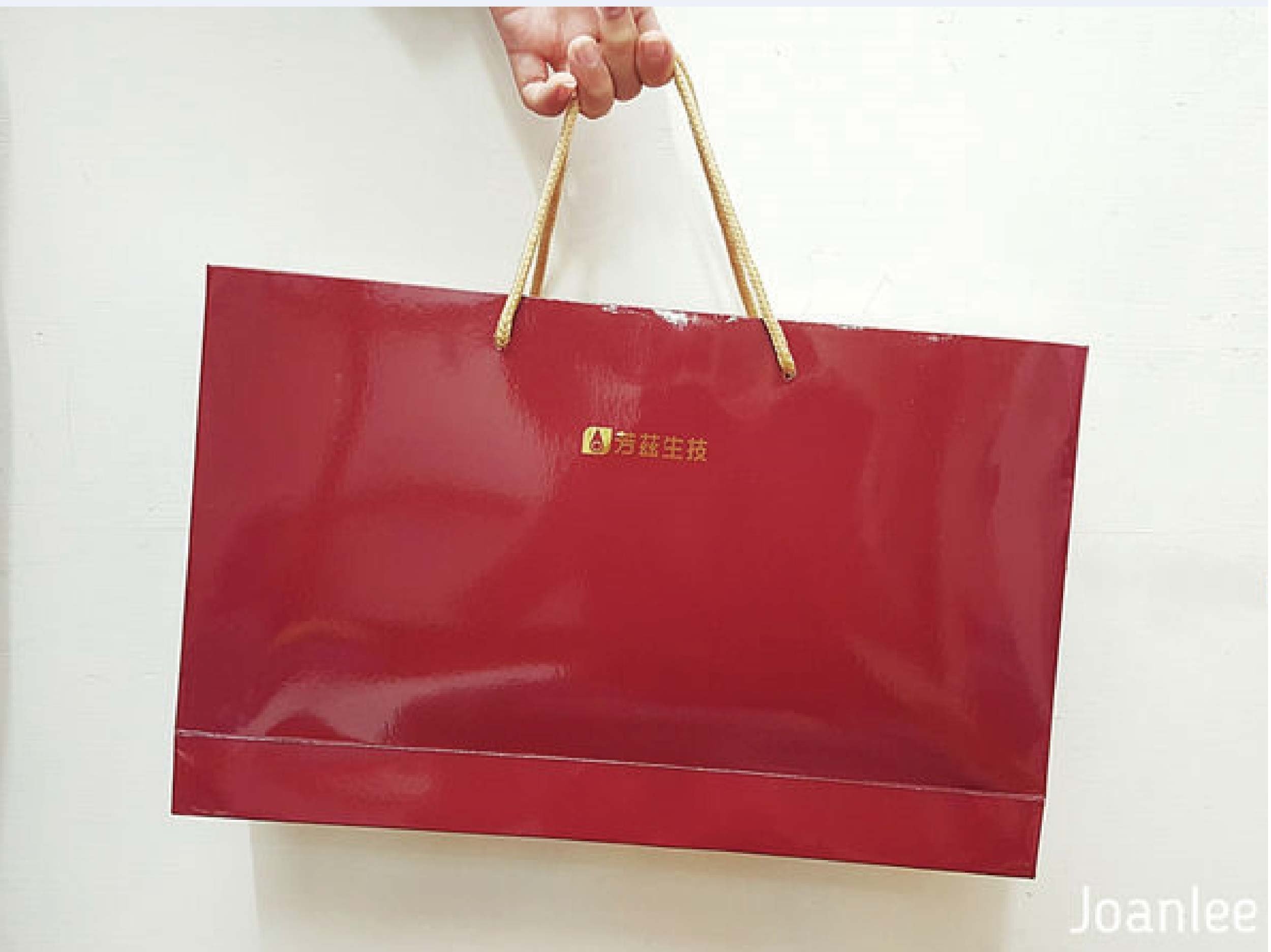 我是兩寶媽，常一打二，所以覺得喝滴雞精是最簡潔有力的健康保養方式，芳茲生技的窗型LOGO有特殊意涵，意旨在怎麼心疲也要記得幫自己開窗透透風，日月養生滴雞精是由一群對保健食材、原料、製作品質都要求很高的團隊研發，希望帶給大家零負擔，近天然的營養補給品。