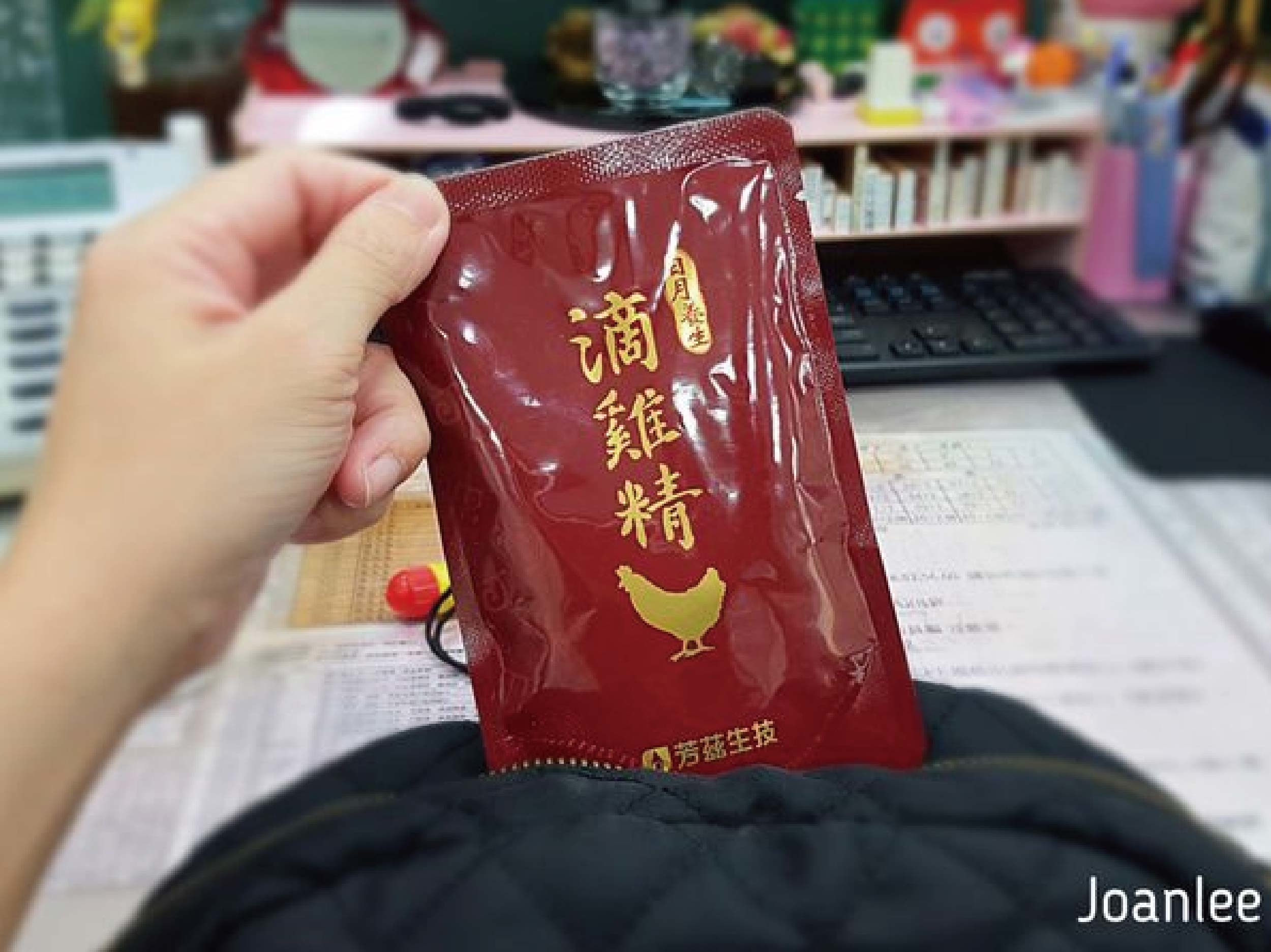 我是兩寶媽，常一打二，所以覺得喝滴雞精是最簡潔有力的健康保養方式，芳茲生技的窗型LOGO有特殊意涵，意旨在怎麼心疲也要記得幫自己開窗透透風，日月養生滴雞精是由一群對保健食材、原料、製作品質都要求很高的團隊研發，希望帶給大家零負擔，近天然的營養補給品。