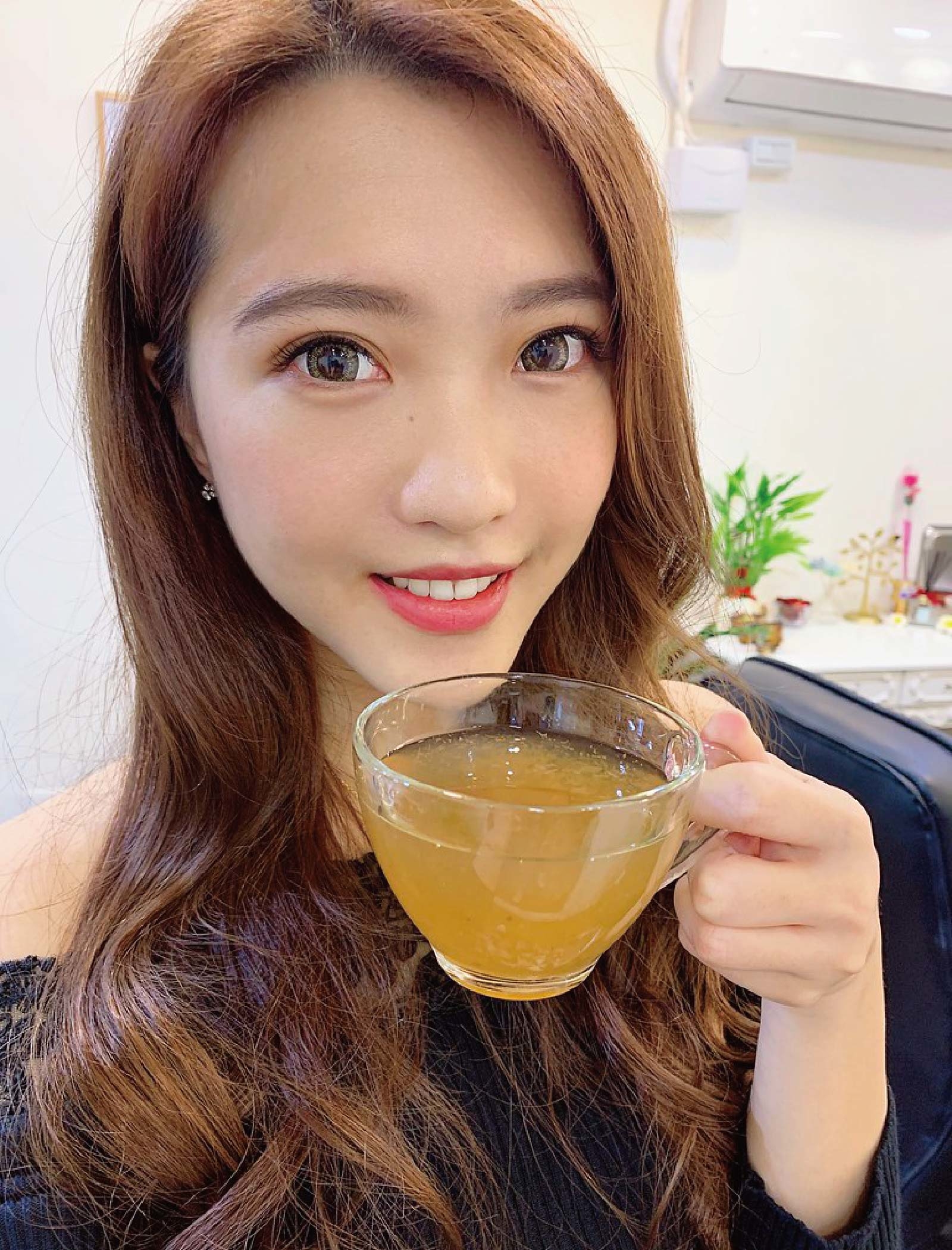 牛蒡雪耳飲有非常棒的養生補氣效果，是過年送長輩的好選擇，內含天然膠質的白木耳、牛蒡，還有多種營養成分，在倒的時候就感覺非常濃潤，富含滿滿天然植物性膠質，養生又能有好氣色，推薦給三餐不均衡，久坐少動的人，長期飲用可以調整體質，促進代謝，滋潤皮膚。