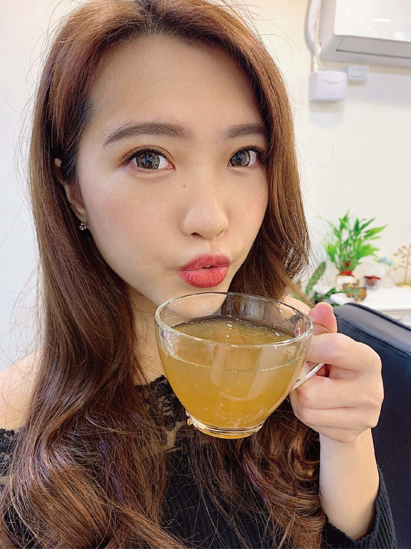 牛蒡雪耳飲有非常棒的養生補氣效果，是過年送長輩的好選擇，內含天然膠質的白木耳、牛蒡，還有多種營養成分，在倒的時候就感覺非常濃潤，富含滿滿天然植物性膠質，養生又能有好氣色，推薦給三餐不均衡，久坐少動的人，長期飲用可以調整體質，促進代謝，滋潤皮膚。