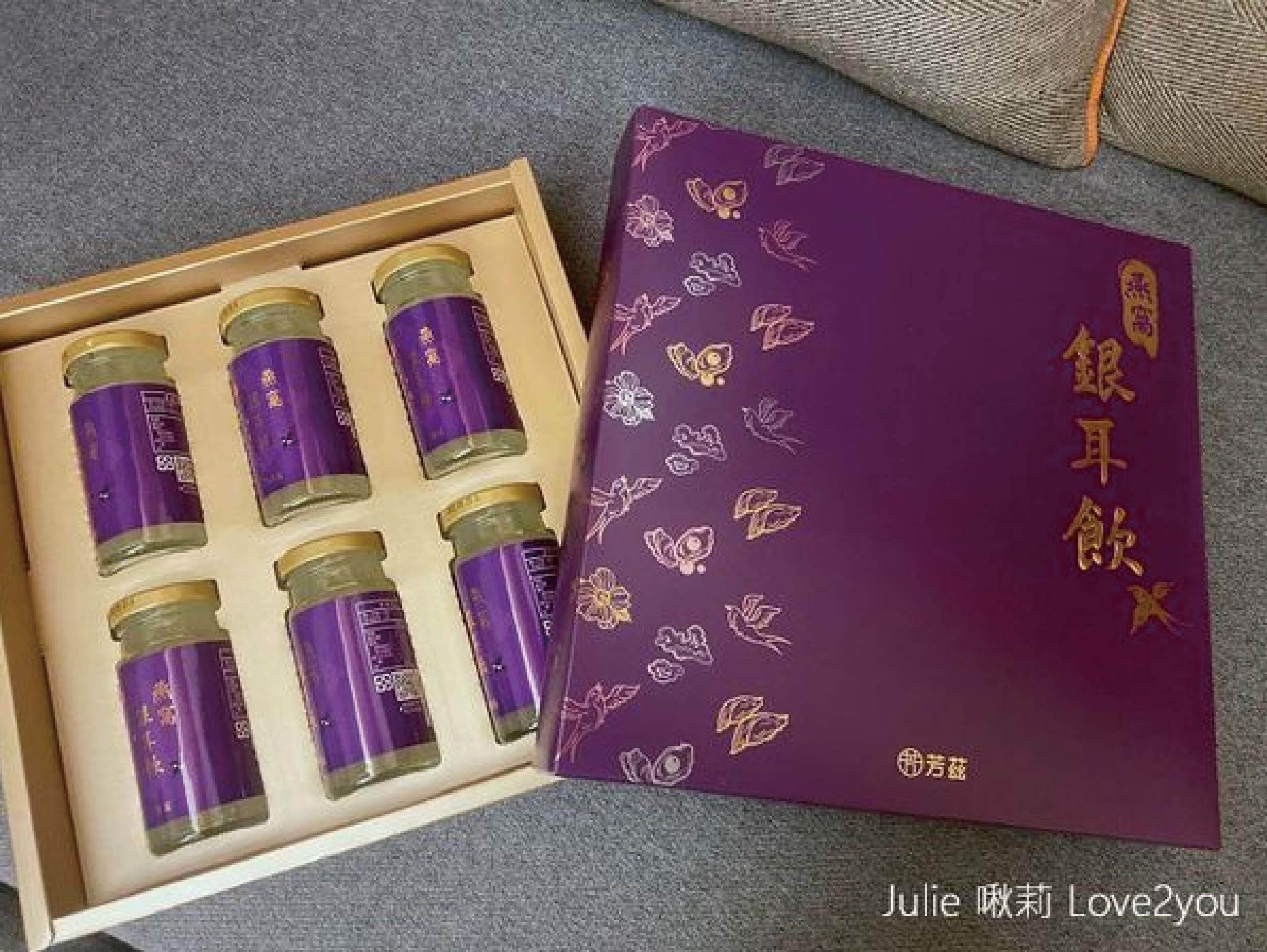 過年要送甚麼禮，就是要送芳茲的燕窩銀耳飲給長輩補一補，懷孕很適合喝。=高濃度的燕窩酸，幫寶寶頭好壯壯，更採用日本專利技術，保留燕窩中的營養精華，而費用卻是比一般燕窩平易近人，很值得推薦的伴手禮喔。