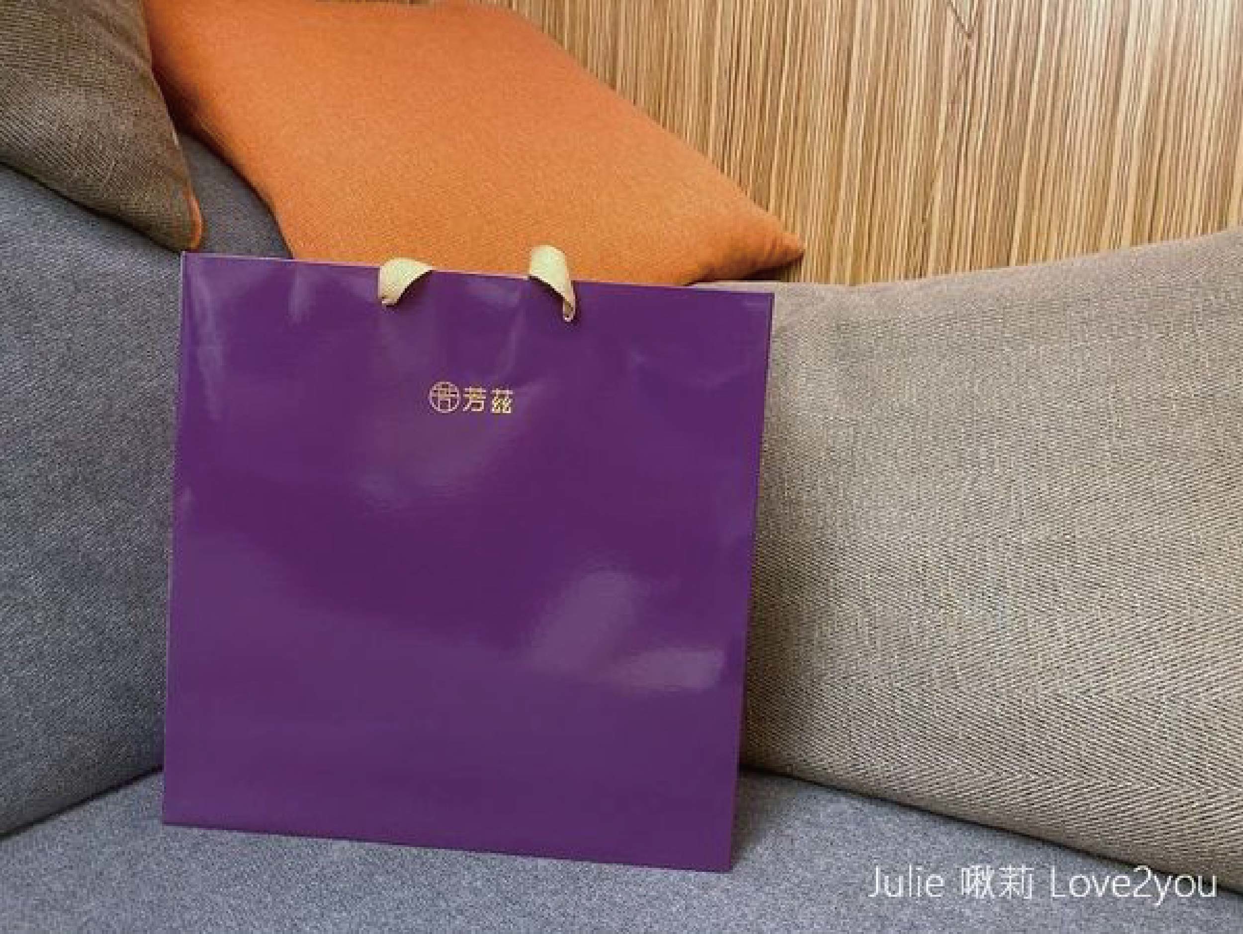 過年要送甚麼禮，就是要送芳茲的燕窩銀耳飲給長輩補一補，懷孕很適合喝。=高濃度的燕窩酸，幫寶寶頭好壯壯，更採用日本專利技術，保留燕窩中的營養精華，而費用卻是比一般燕窩平易近人，很值得推薦的伴手禮喔。