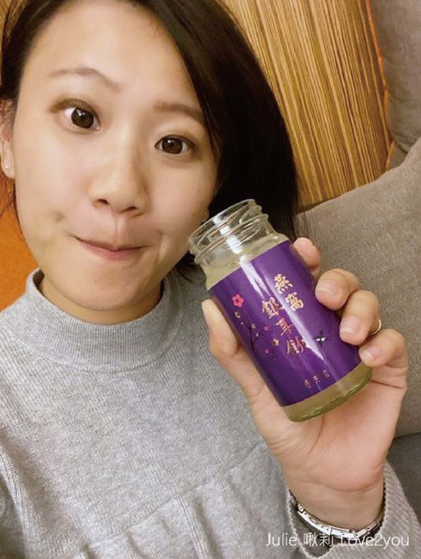 過年要送甚麼禮，就是要送芳茲的燕窩銀耳飲給長輩補一補，懷孕很適合喝。=高濃度的燕窩酸，幫寶寶頭好壯壯，更採用日本專利技術，保留燕窩中的營養精華，而費用卻是比一般燕窩平易近人，很值得推薦的伴手禮喔。