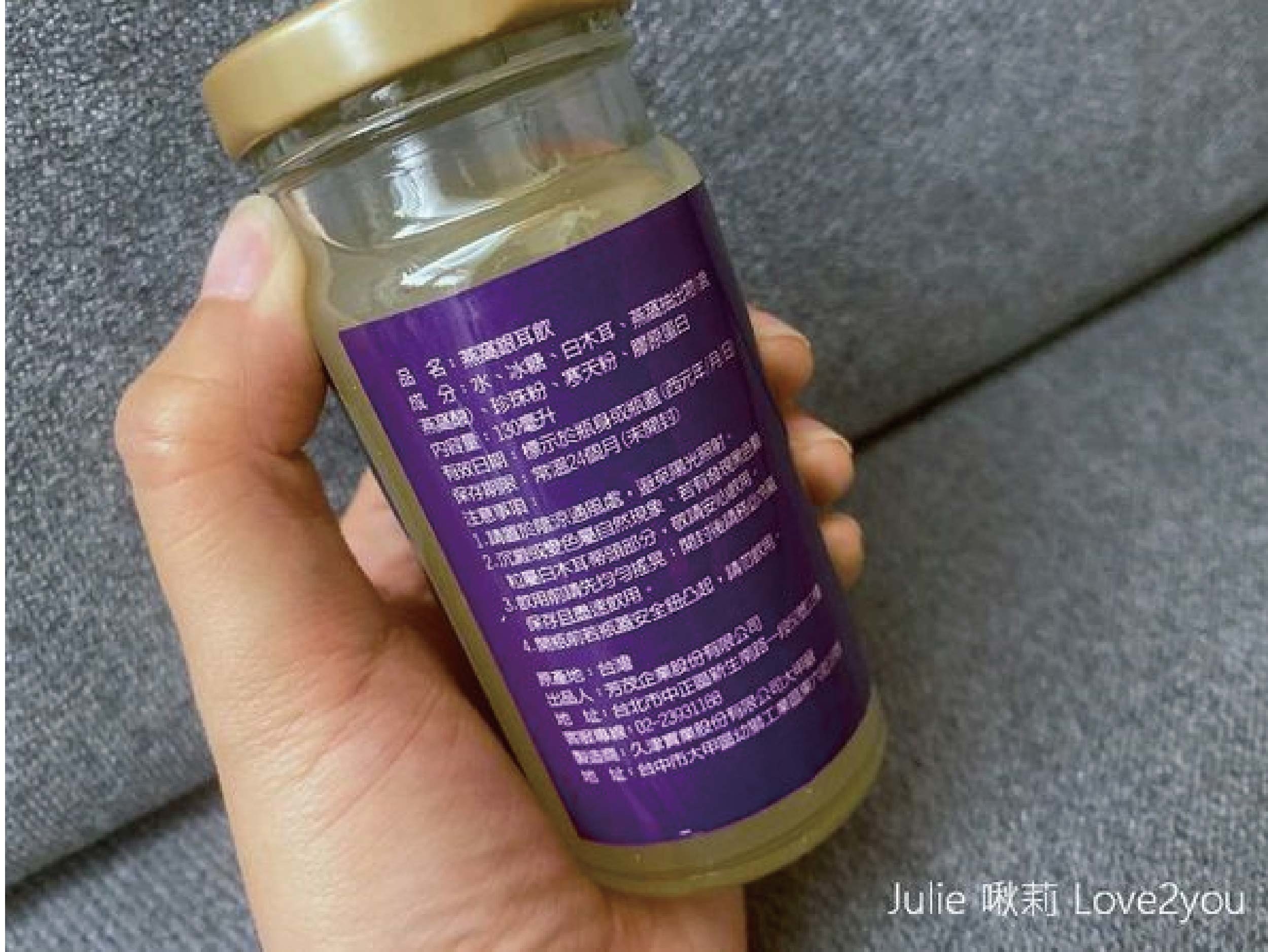 過年要送甚麼禮，就是要送芳茲的燕窩銀耳飲給長輩補一補，懷孕很適合喝。=高濃度的燕窩酸，幫寶寶頭好壯壯，更採用日本專利技術，保留燕窩中的營養精華，而費用卻是比一般燕窩平易近人，很值得推薦的伴手禮喔。