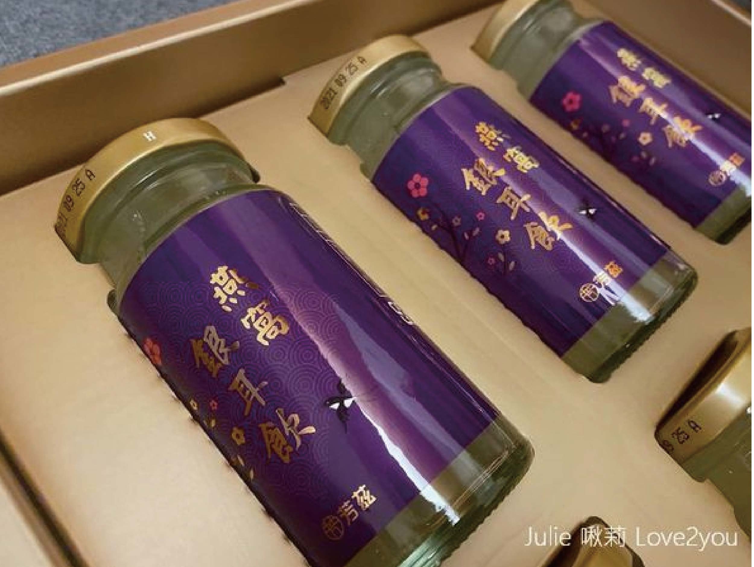 過年要送甚麼禮，就是要送芳茲的燕窩銀耳飲給長輩補一補，懷孕很適合喝。=高濃度的燕窩酸，幫寶寶頭好壯壯，更採用日本專利技術，保留燕窩中的營養精華，而費用卻是比一般燕窩平易近人，很值得推薦的伴手禮喔。