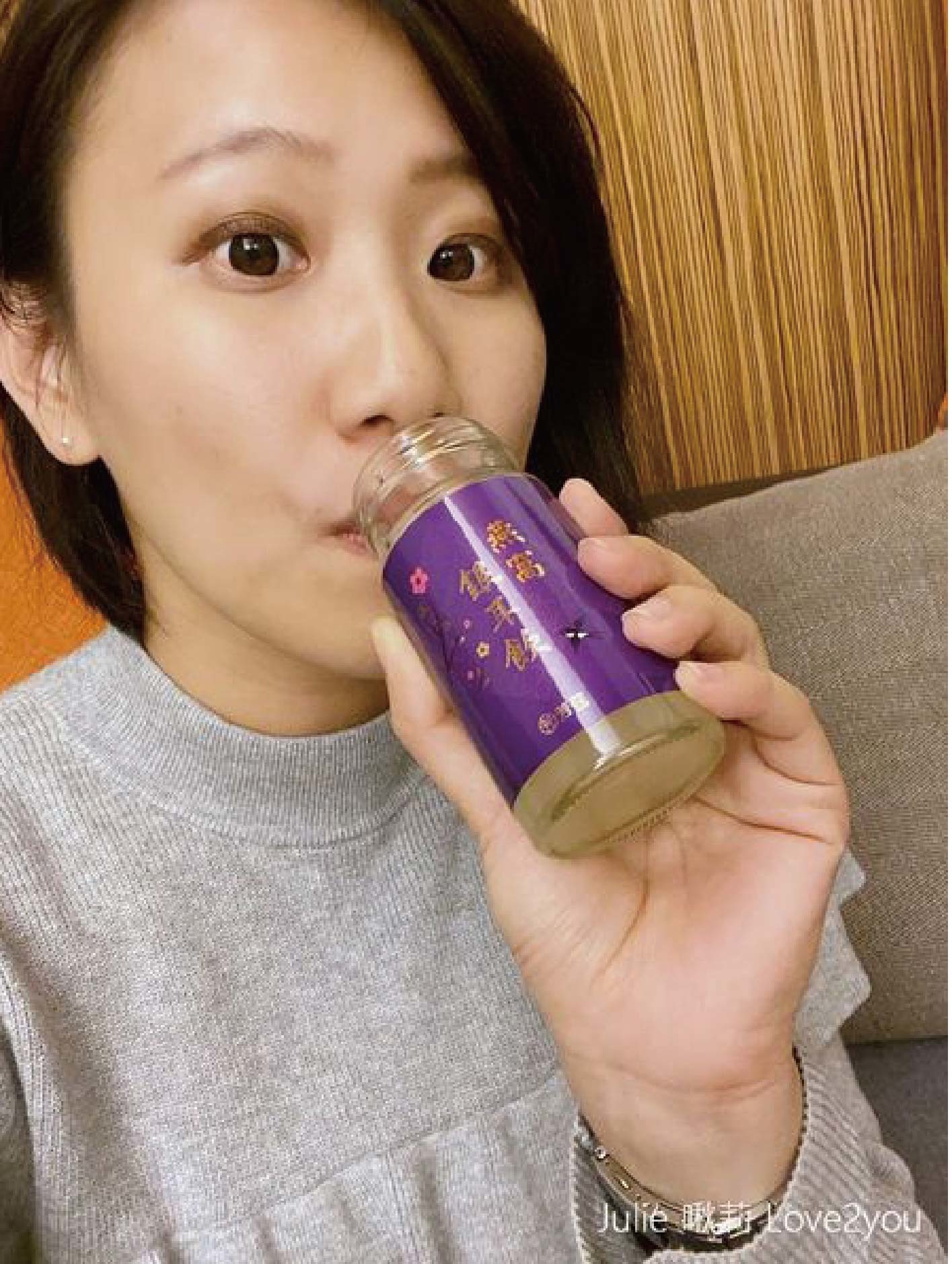 過年要送甚麼禮，就是要送芳茲的燕窩銀耳飲給長輩補一補，懷孕很適合喝。=高濃度的燕窩酸，幫寶寶頭好壯壯，更採用日本專利技術，保留燕窩中的營養精華，而費用卻是比一般燕窩平易近人，很值得推薦的伴手禮喔。