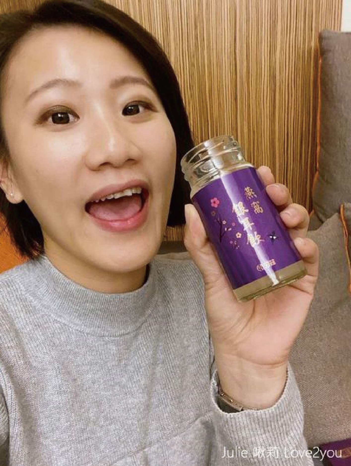 過年要送甚麼禮，就是要送芳茲的燕窩銀耳飲給長輩補一補，懷孕很適合喝。=高濃度的燕窩酸，幫寶寶頭好壯壯，更採用日本專利技術，保留燕窩中的營養精華，而費用卻是比一般燕窩平易近人，很值得推薦的伴手禮喔。