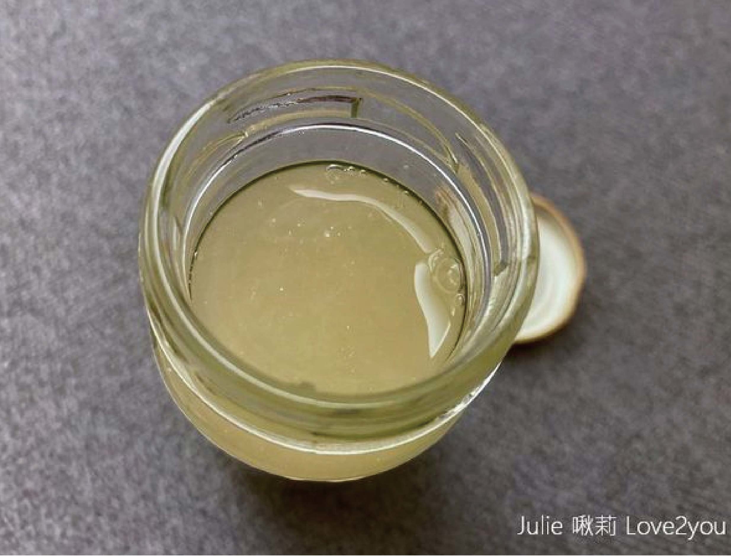 過年要送甚麼禮，就是要送芳茲的燕窩銀耳飲給長輩補一補，懷孕很適合喝。=高濃度的燕窩酸，幫寶寶頭好壯壯，更採用日本專利技術，保留燕窩中的營養精華，而費用卻是比一般燕窩平易近人，很值得推薦的伴手禮喔。