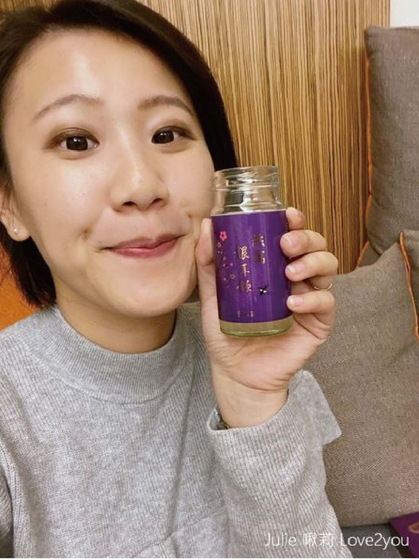 過年要送甚麼禮，就是要送芳茲的燕窩銀耳飲給長輩補一補，懷孕很適合喝。=高濃度的燕窩酸，幫寶寶頭好壯壯，更採用日本專利技術，保留燕窩中的營養精華，而費用卻是比一般燕窩平易近人，很值得推薦的伴手禮喔。