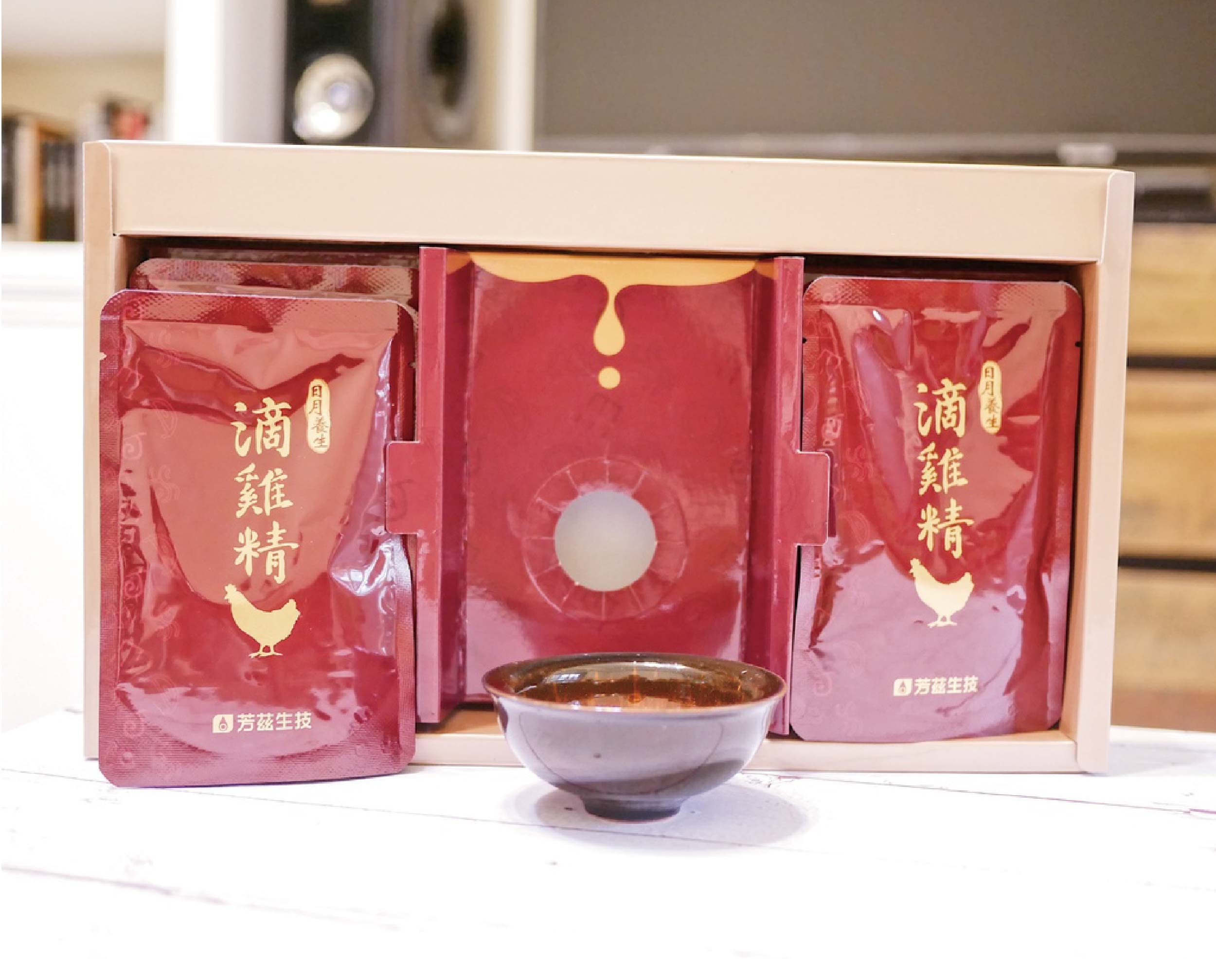 天氣越來越涼爽，不知道女孩們是否像我依樣有手腳冰冷的問題，芳茲生技的日月養生滴雞精非常適合保養，使用鋁鉑包裝，高溫滅菌，不需冷藏，常溫撕開就可以直接飲用。