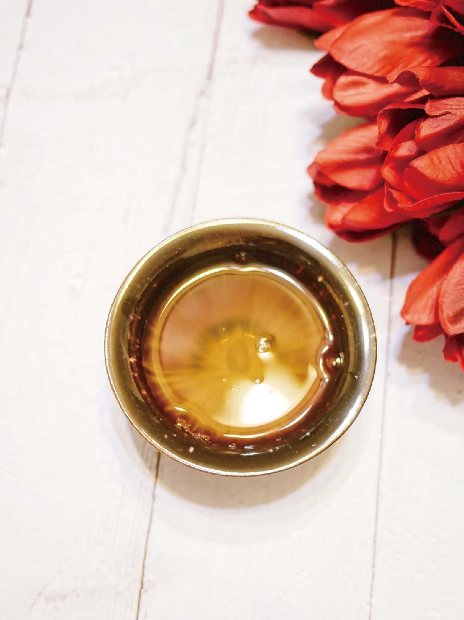 天氣越來越涼爽，不知道女孩們是否像我依樣有手腳冰冷的問題，芳茲生技的日月養生滴雞精非常適合保養，使用鋁鉑包裝，高溫滅菌，不需冷藏，常溫撕開就可以直接飲用。