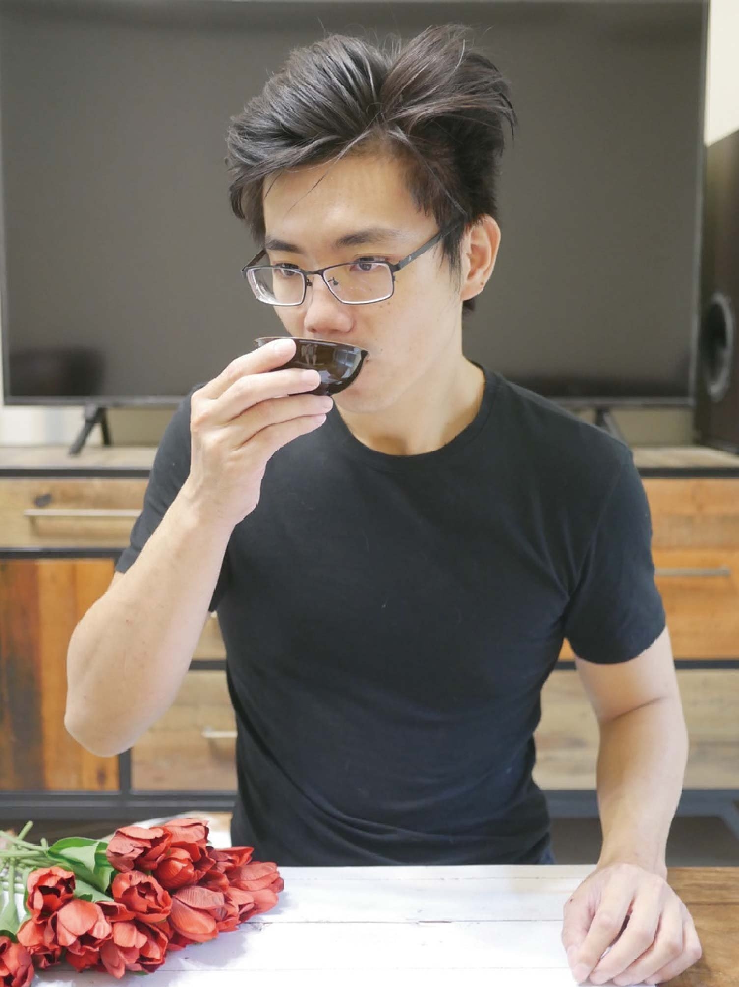 天氣越來越涼爽，不知道女孩們是否像我依樣有手腳冰冷的問題，芳茲生技的日月養生滴雞精非常適合保養，使用鋁鉑包裝，高溫滅菌，不需冷藏，常溫撕開就可以直接飲用。